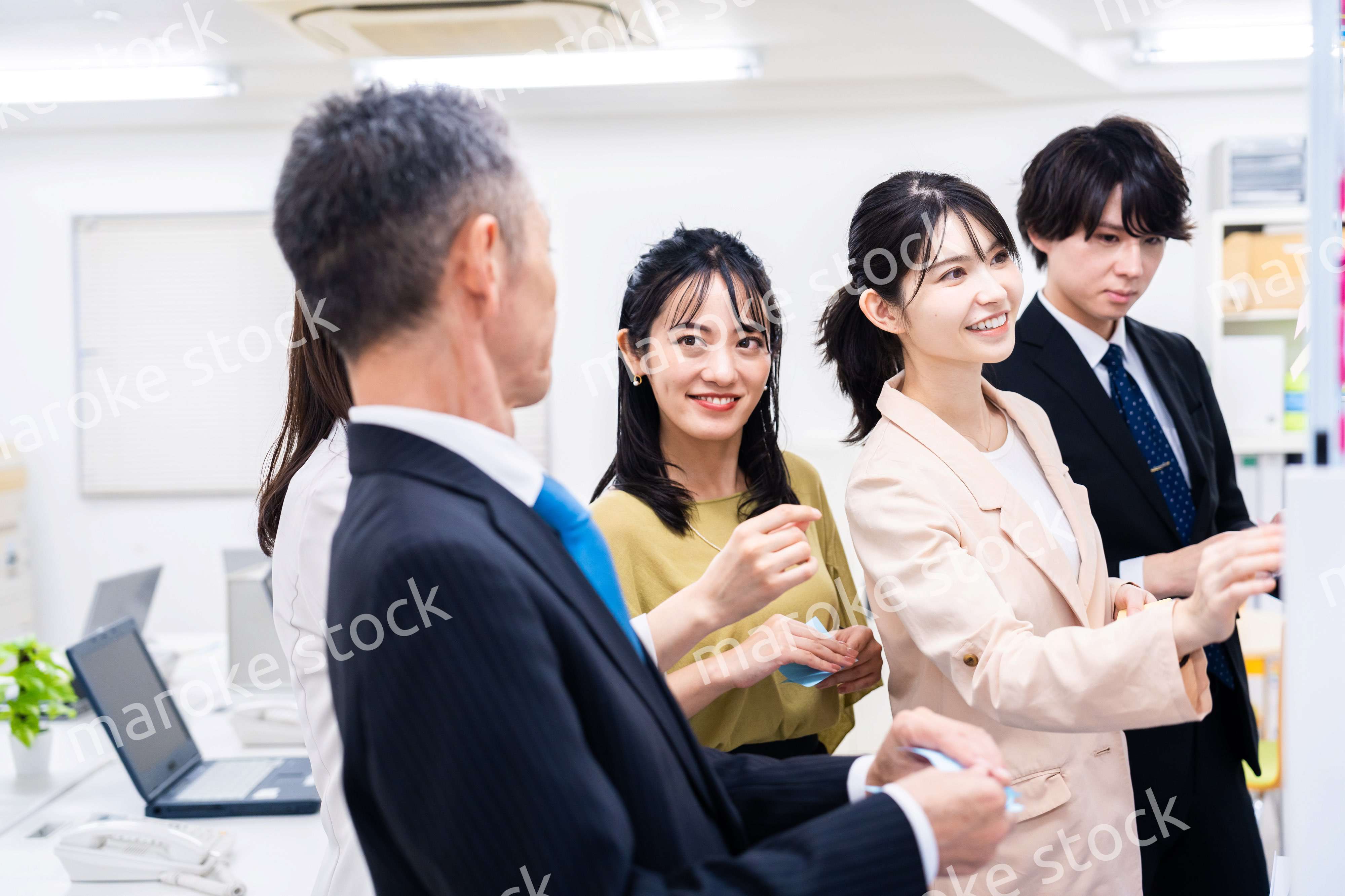 多様な意見を出し合うオフィスメンバー