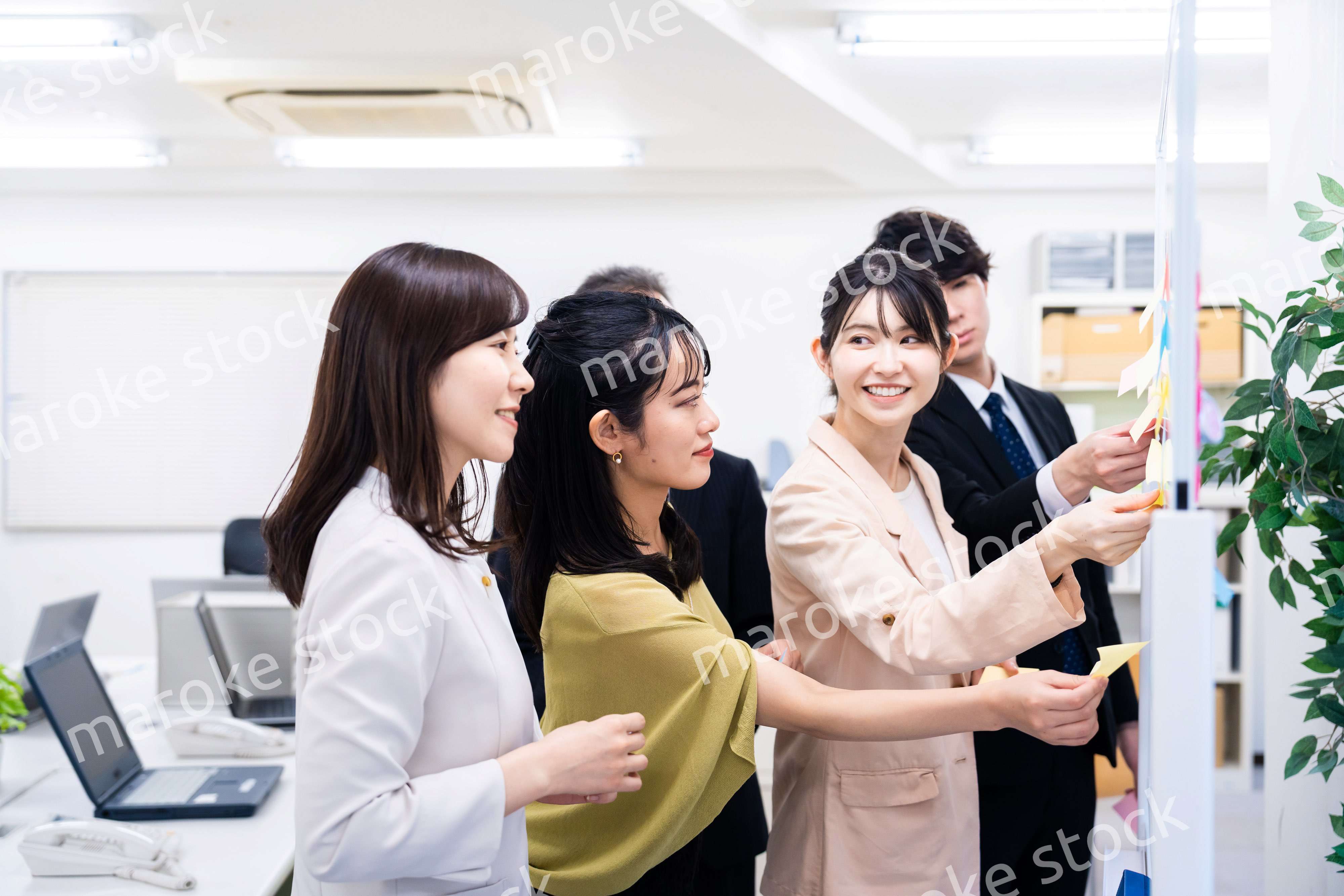 多様な意見を出し合うオフィスメンバー