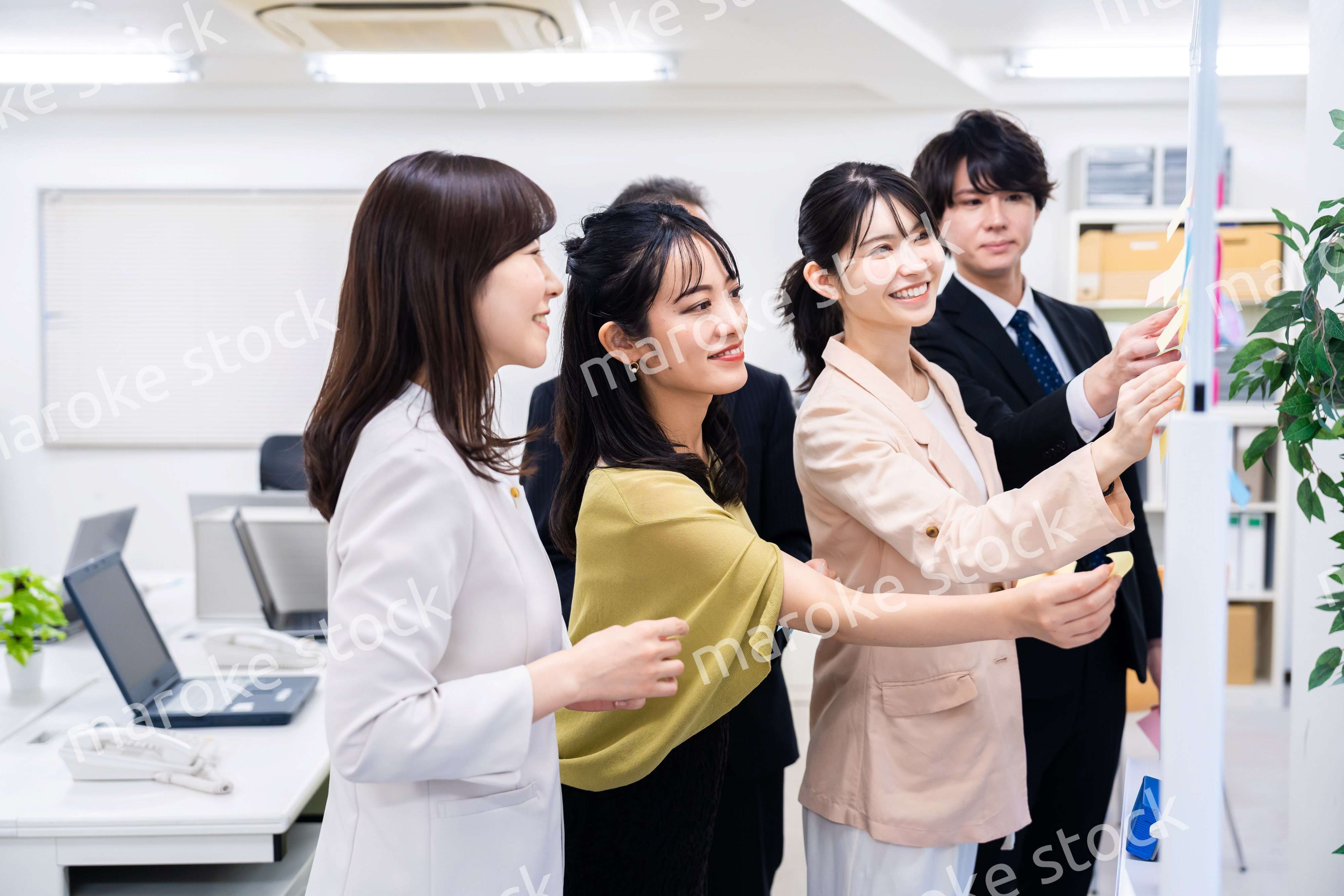 多様な意見を出し合うオフィスメンバー