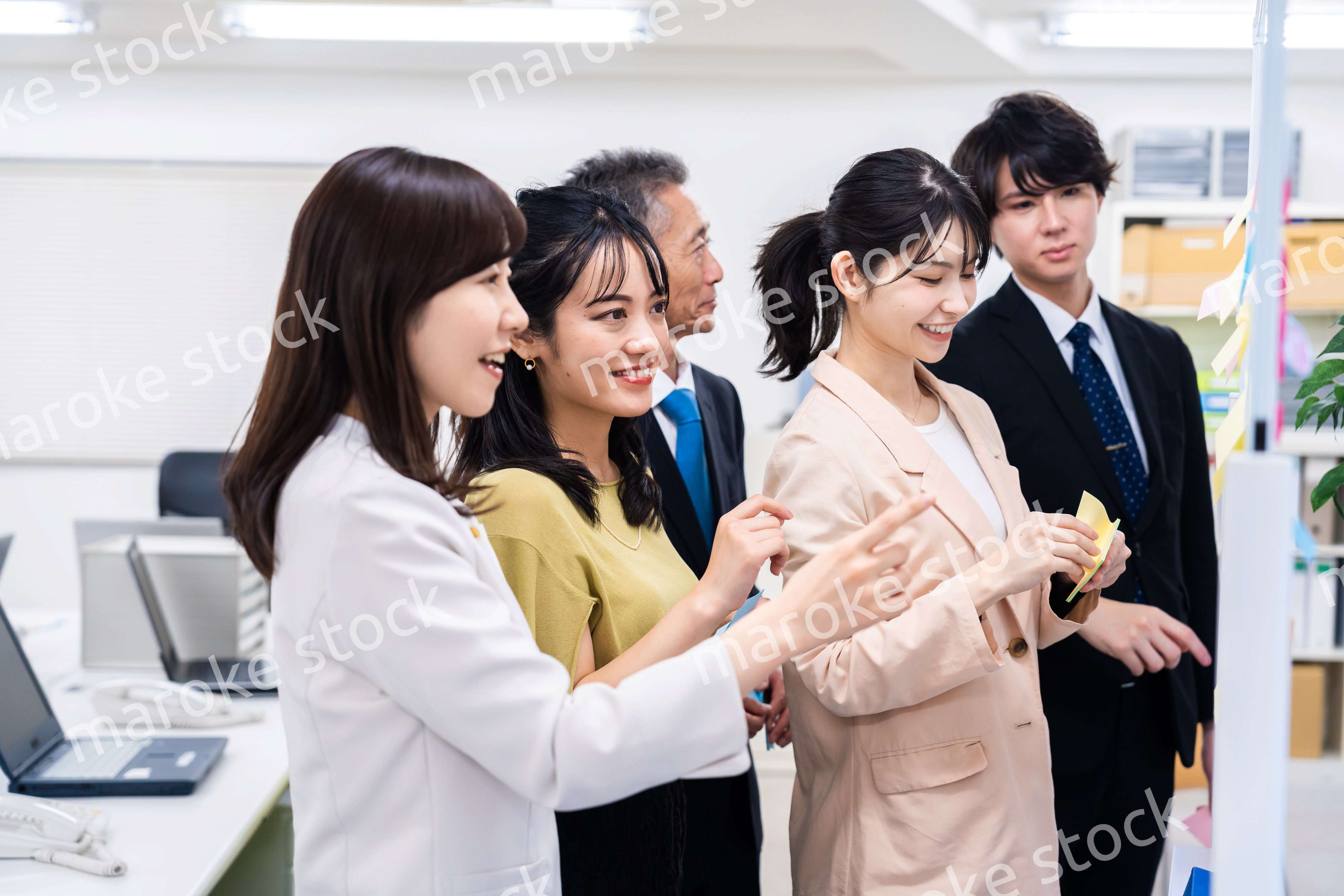 多様な意見を出し合うオフィスメンバー