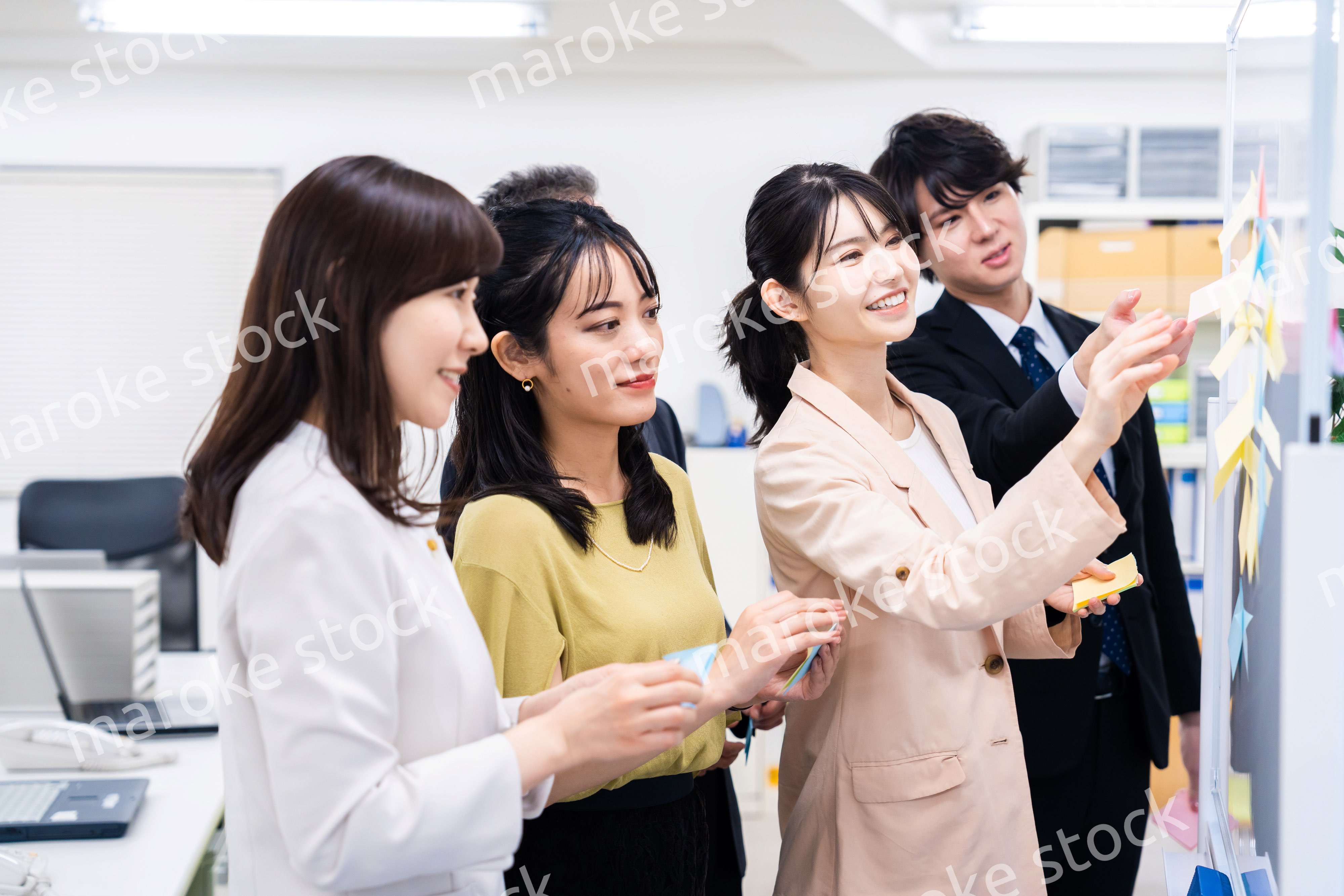 多様な意見を出し合うオフィスメンバー