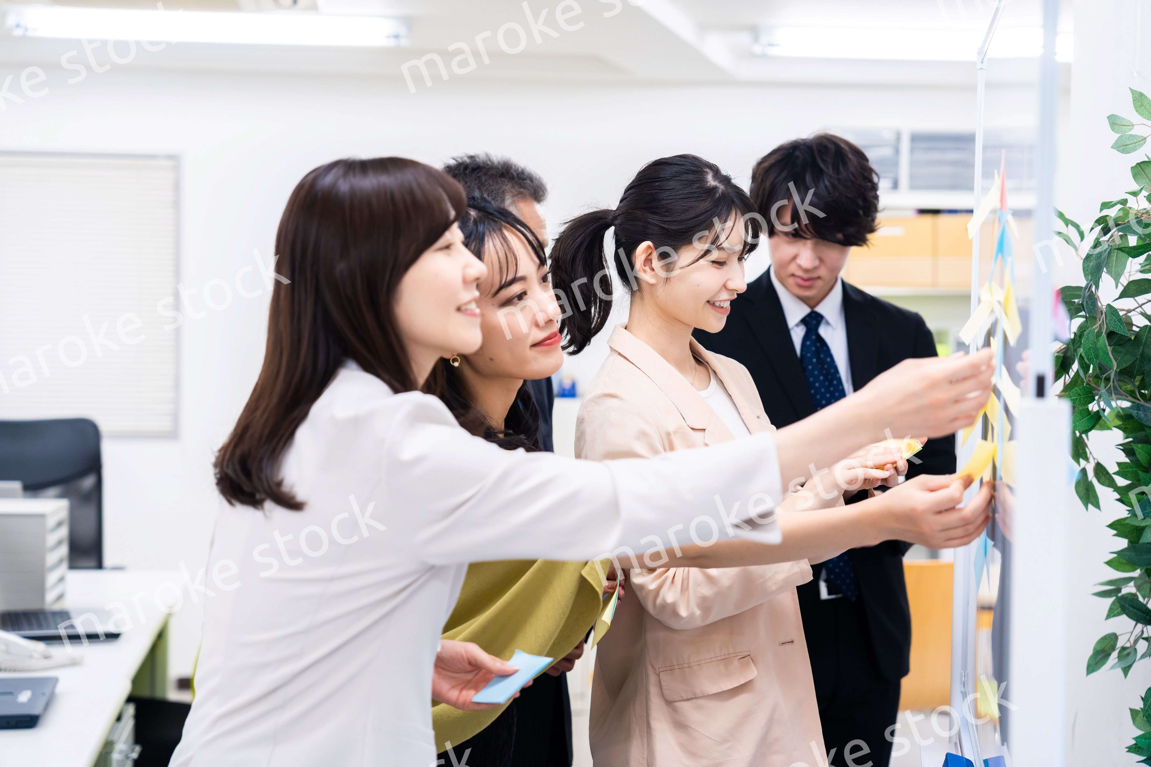 多様な意見を出し合うオフィスメンバー