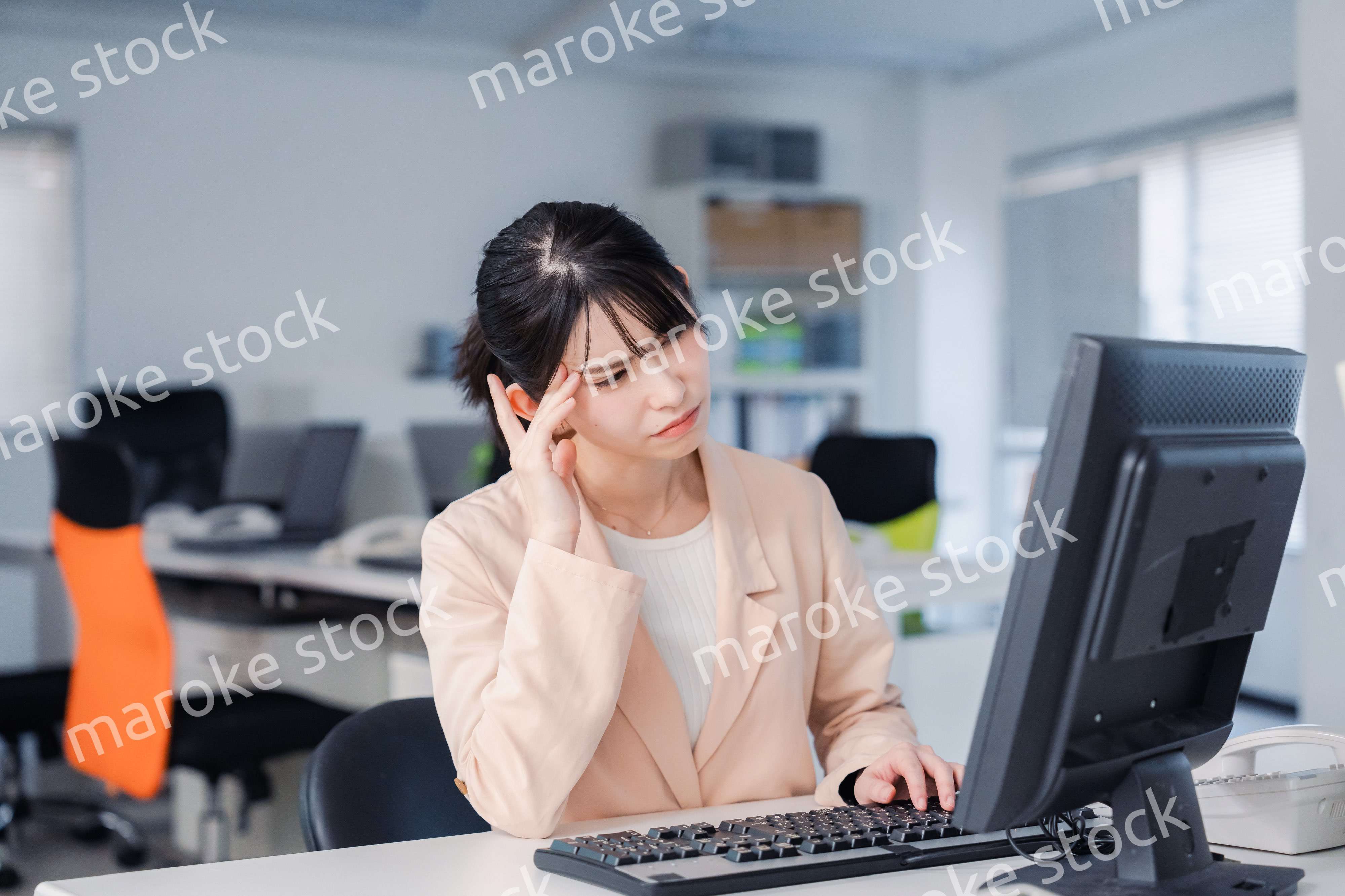 朝まで残業をして疲れたビジネスウーマン