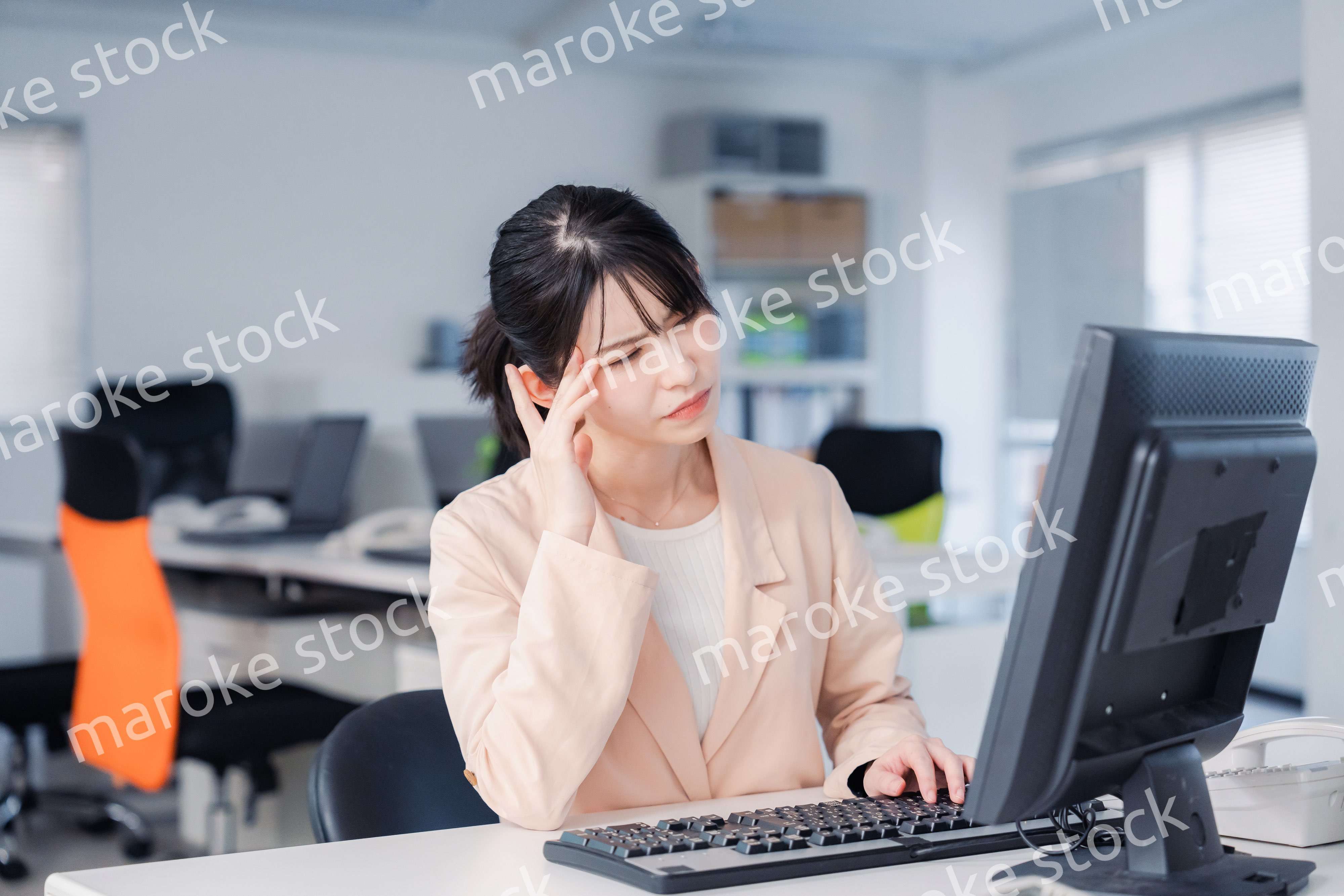 朝まで残業をして疲れたビジネスウーマン