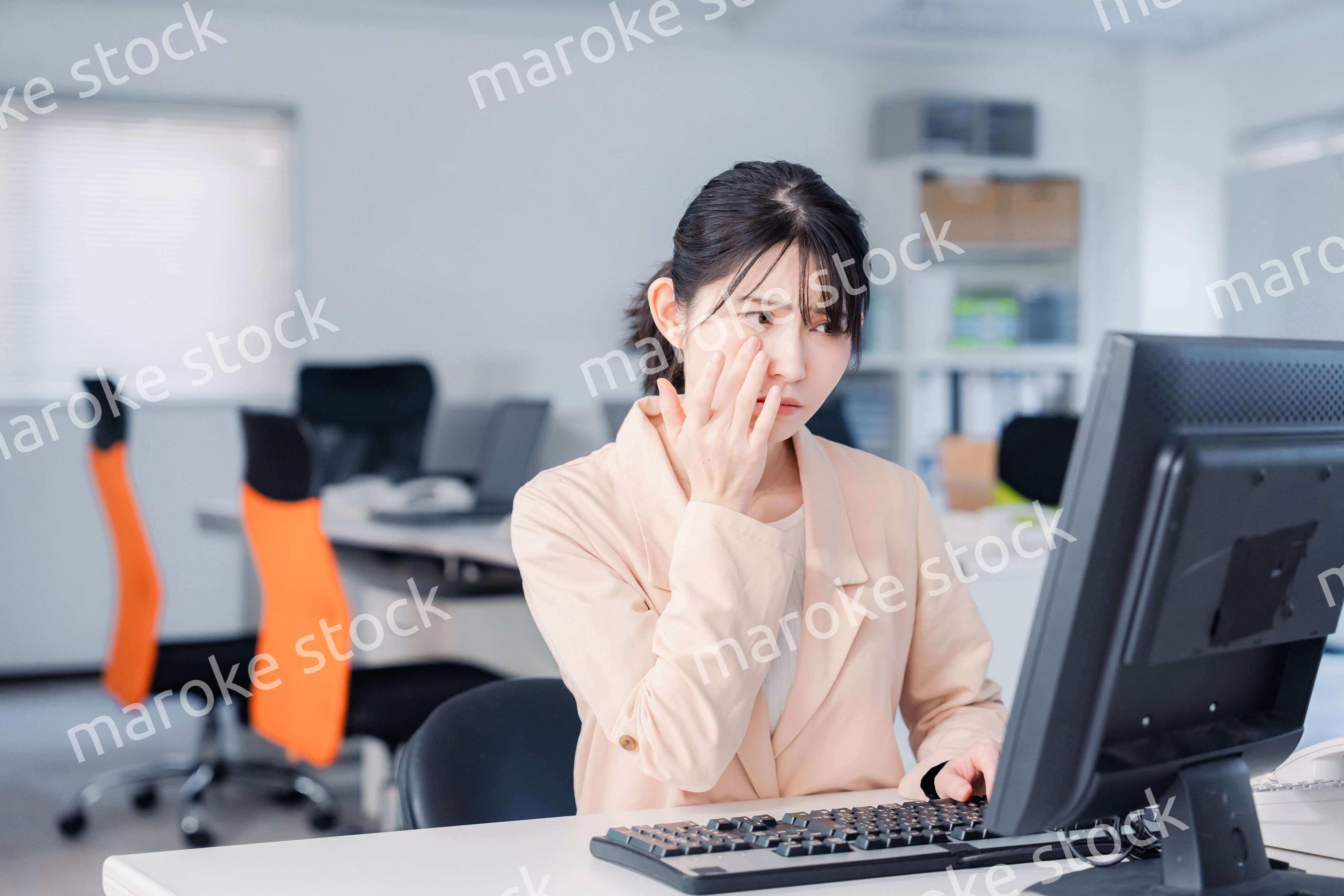 朝まで残業をして疲れたビジネスウーマン