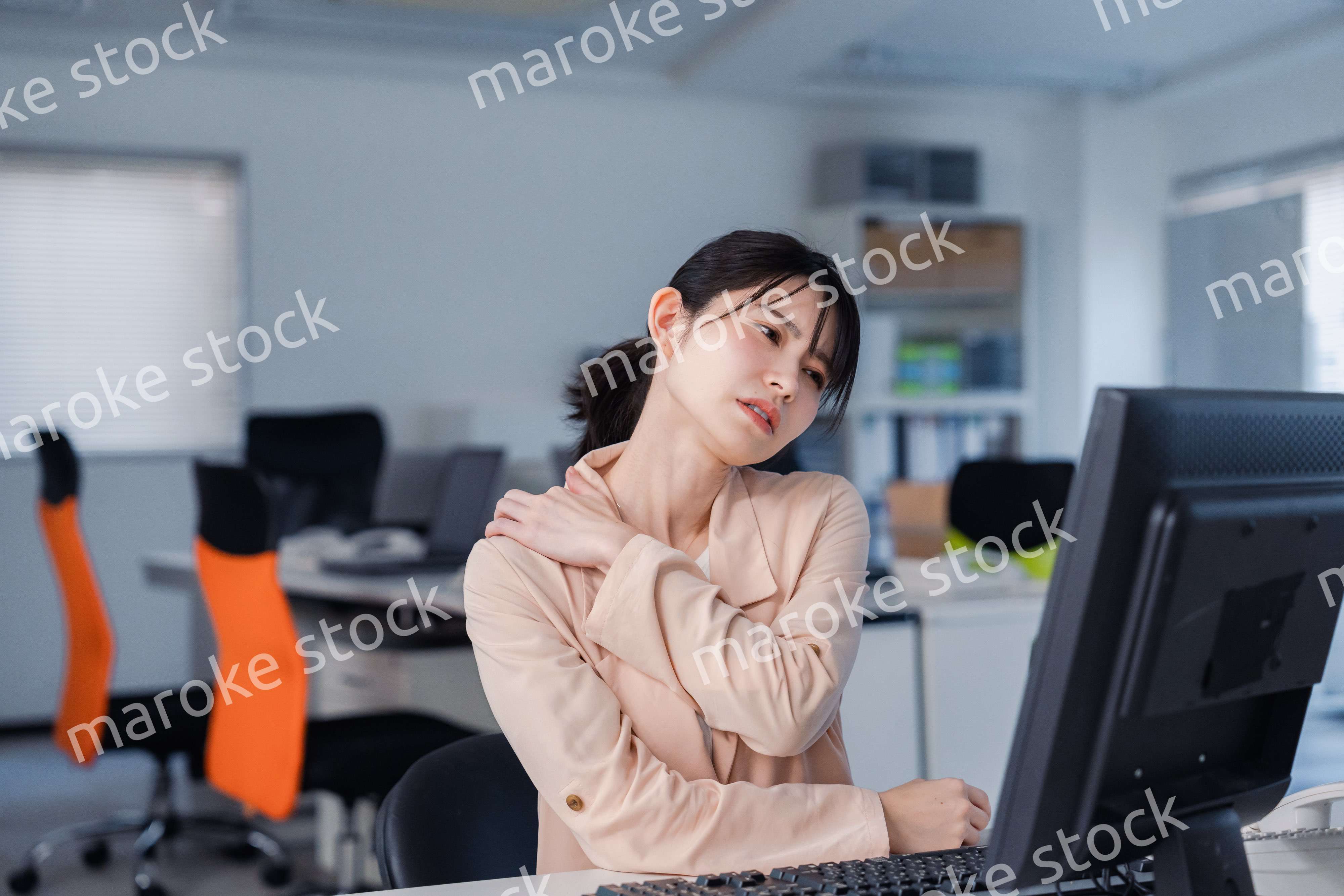 朝まで残業をして疲れたビジネスウーマン