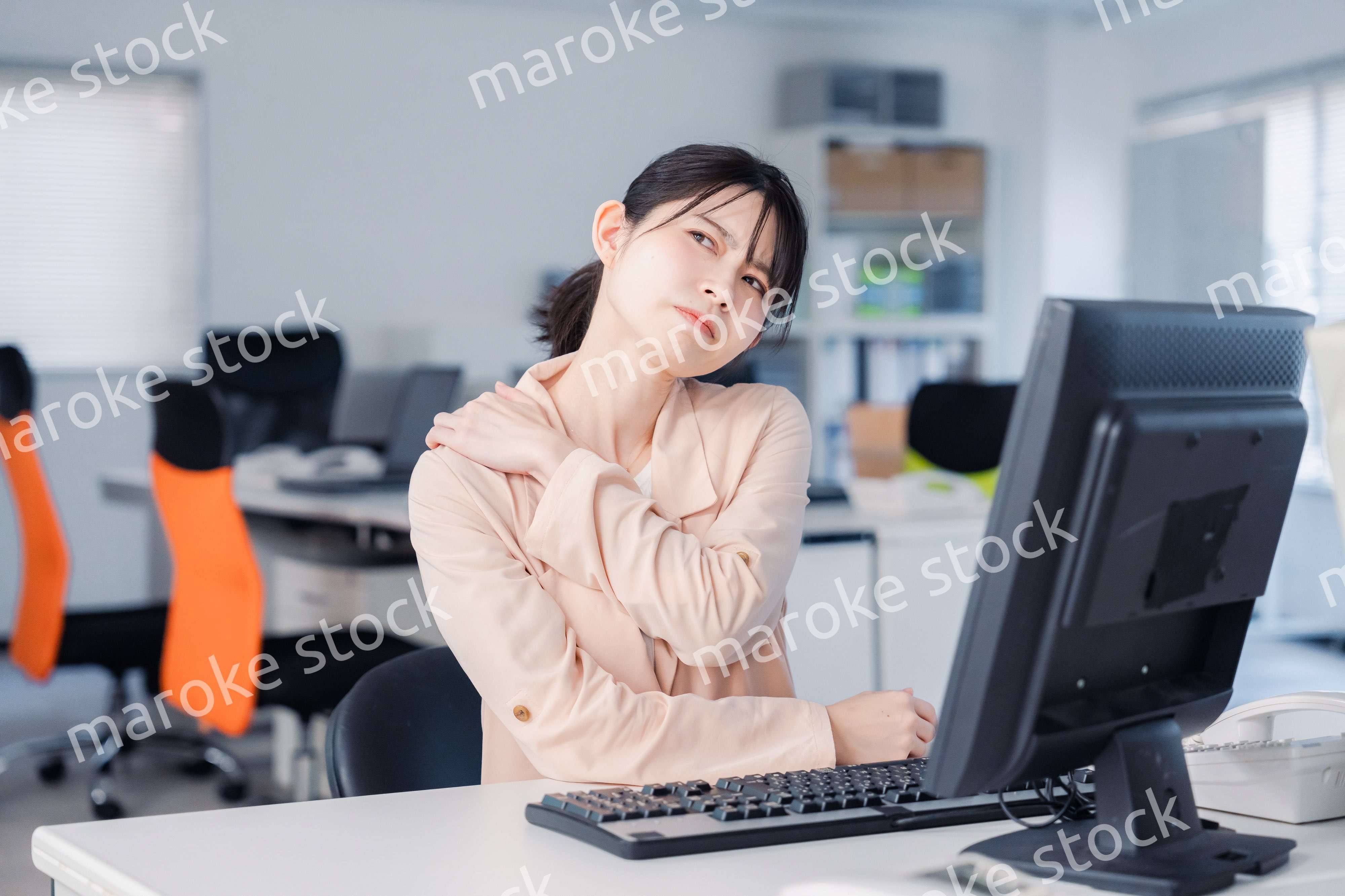 朝まで残業をして疲れたビジネスウーマン