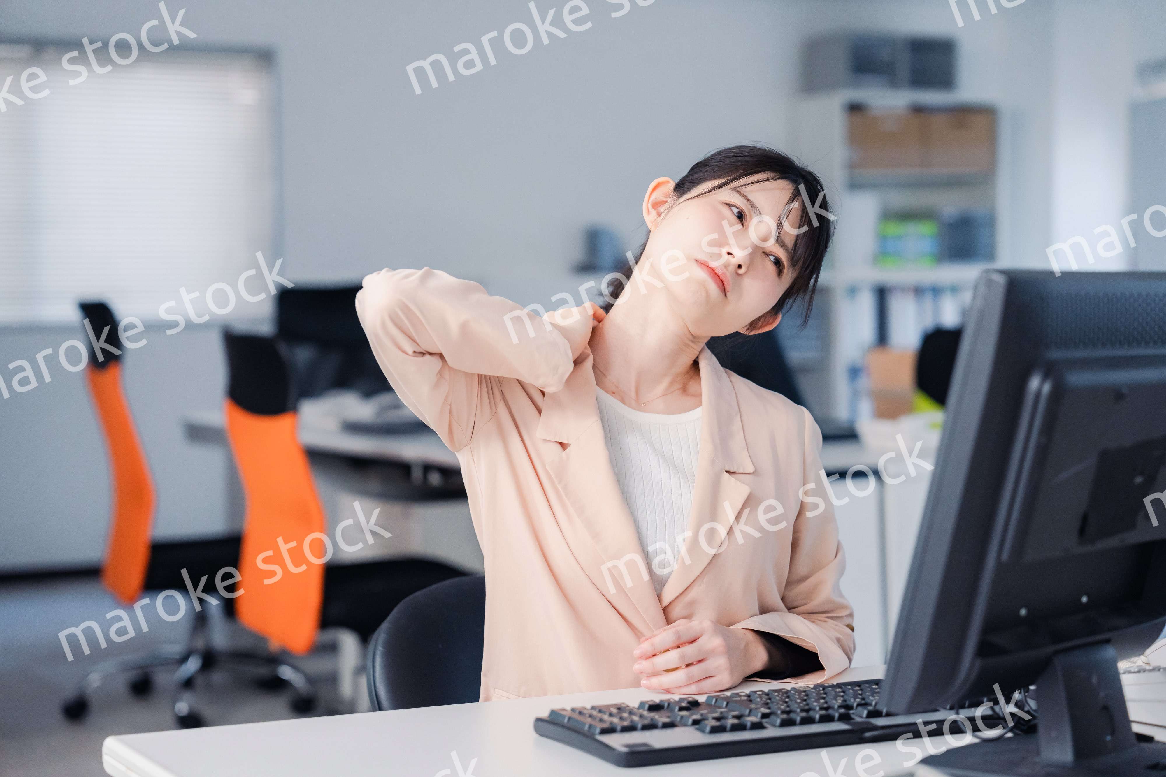 朝まで残業をして疲れたビジネスウーマン