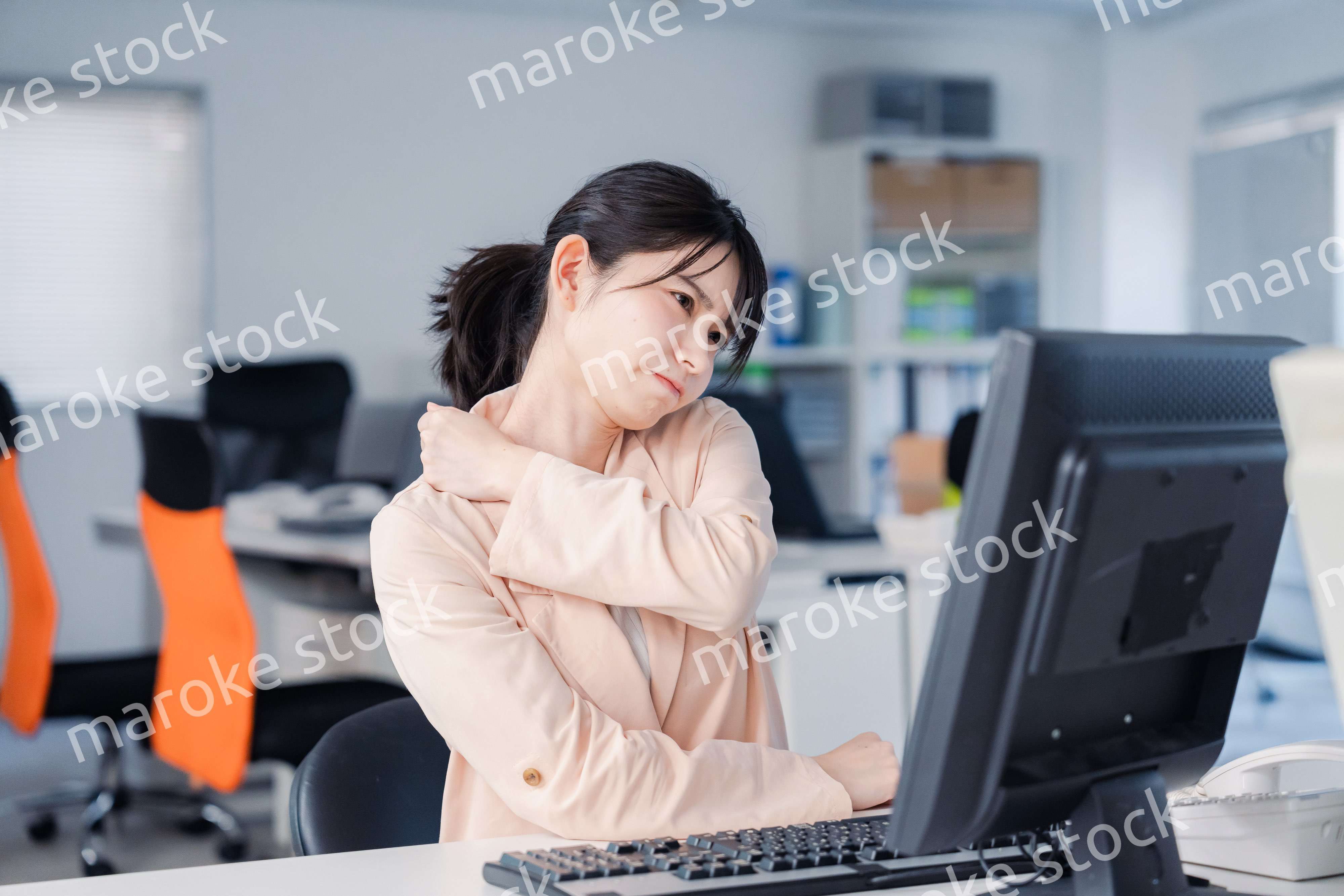 朝まで残業をして疲れたビジネスウーマン