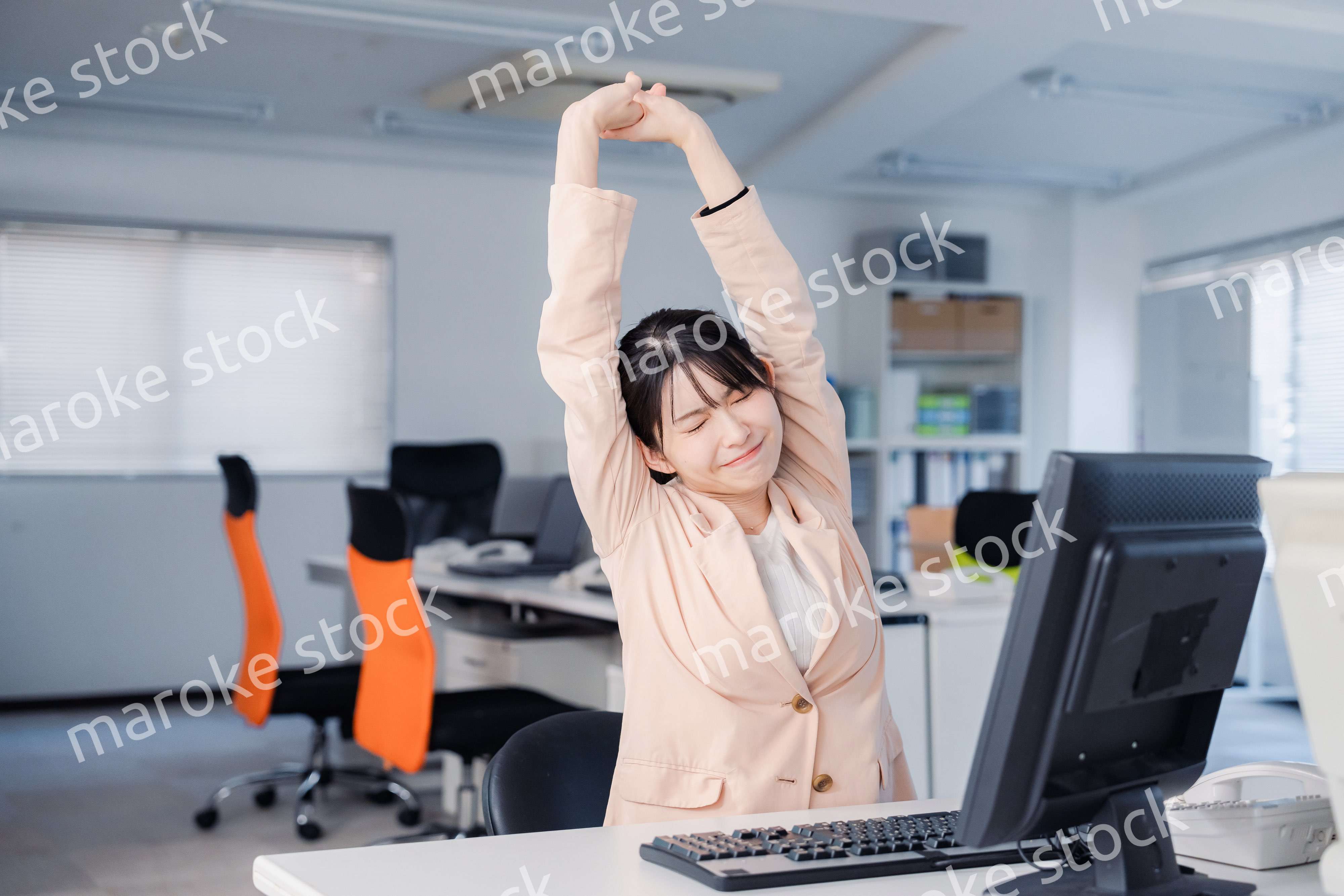 朝まで残業をして疲れたビジネスウーマン