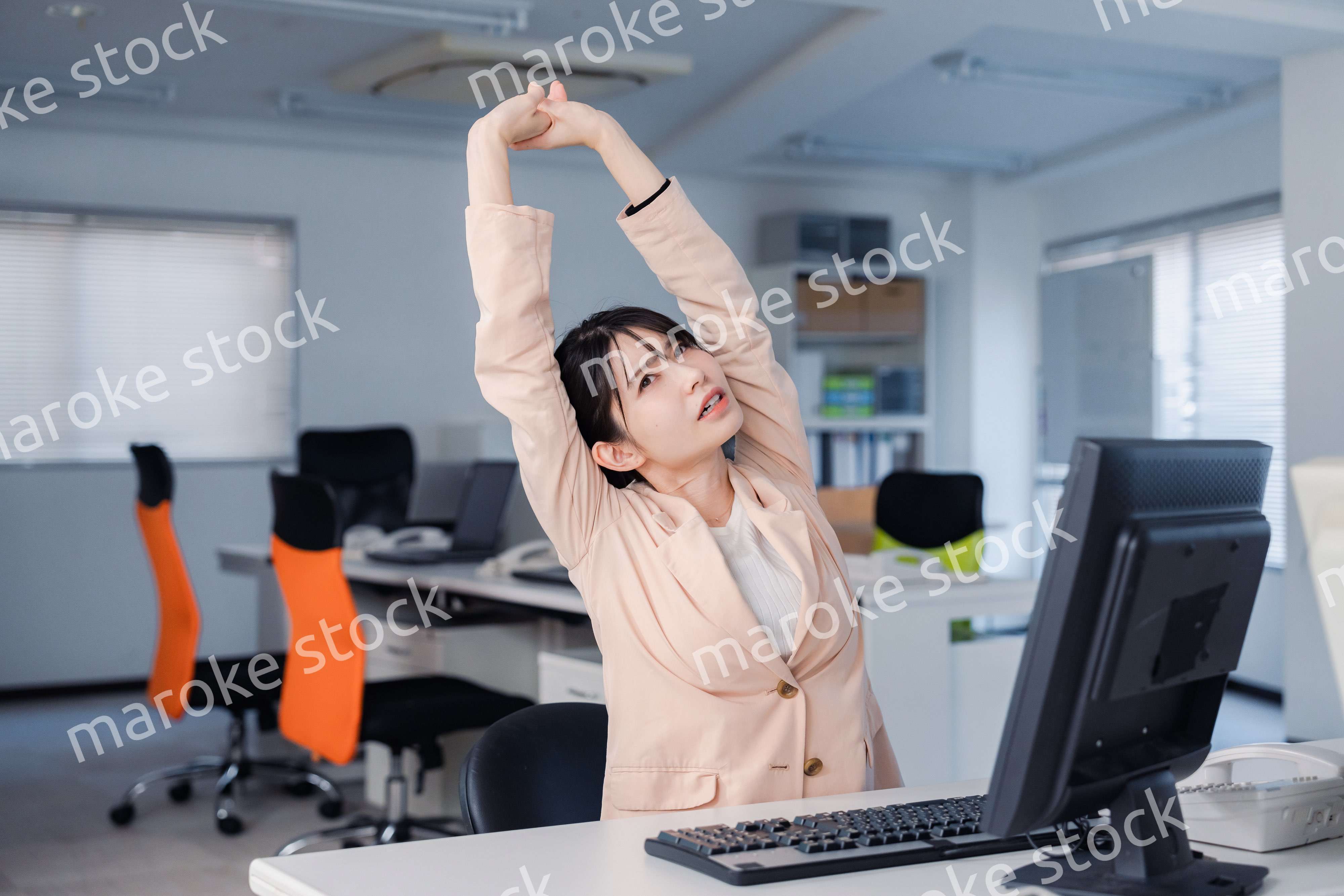 朝まで残業をして疲れたビジネスウーマン