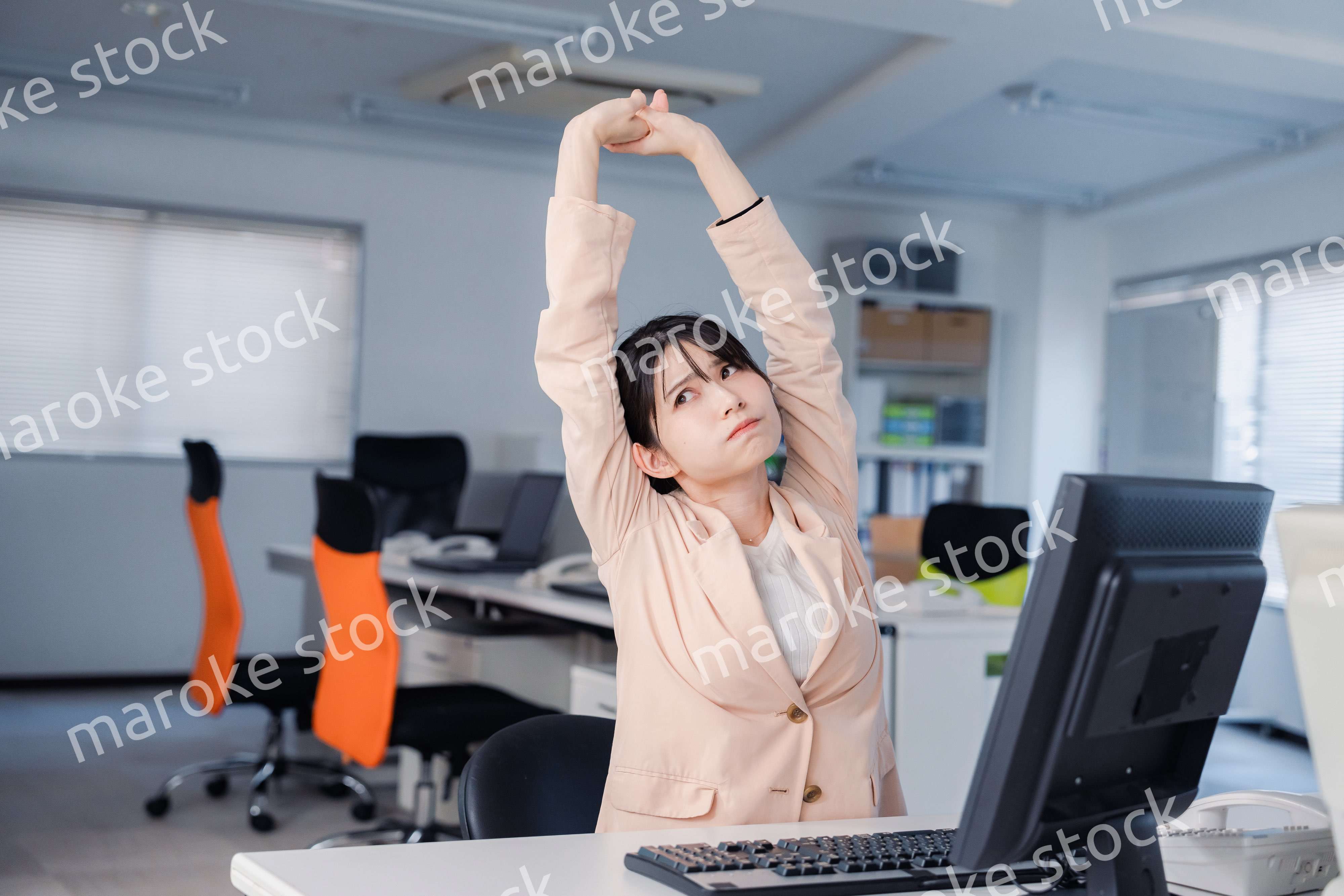 朝まで残業をして疲れたビジネスウーマン