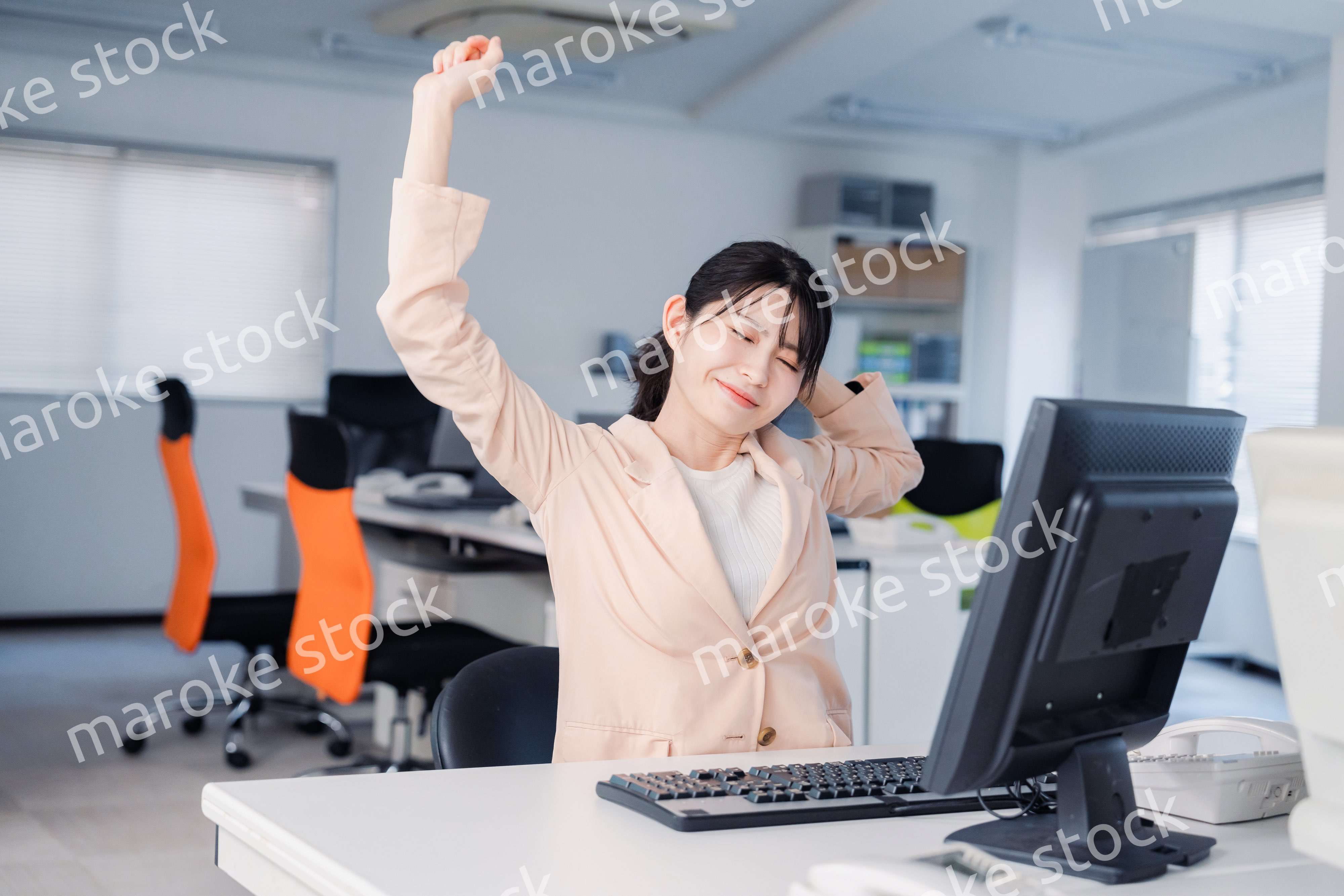 朝まで残業をして疲れたビジネスウーマン