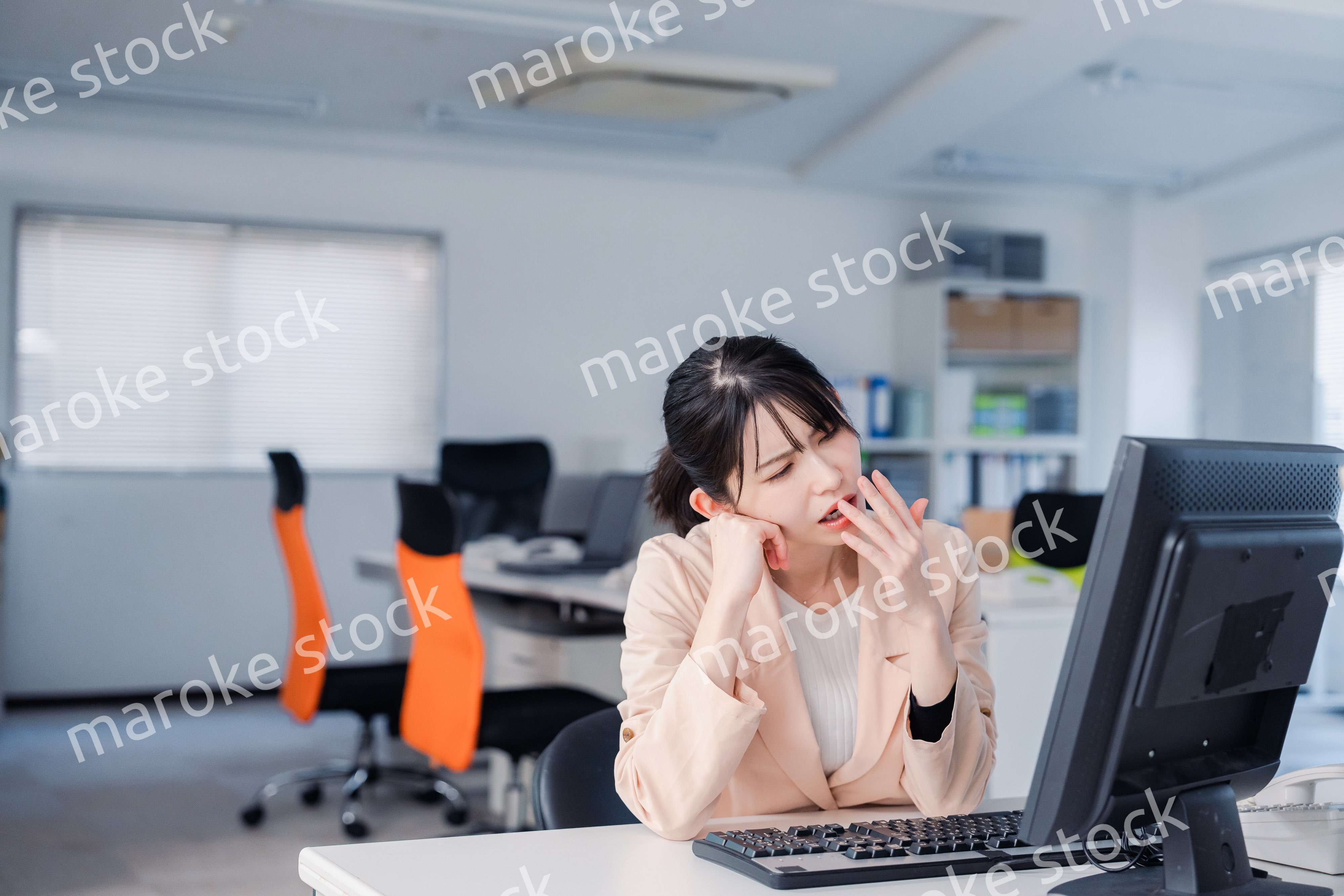 朝まで残業をして疲れたビジネスウーマン