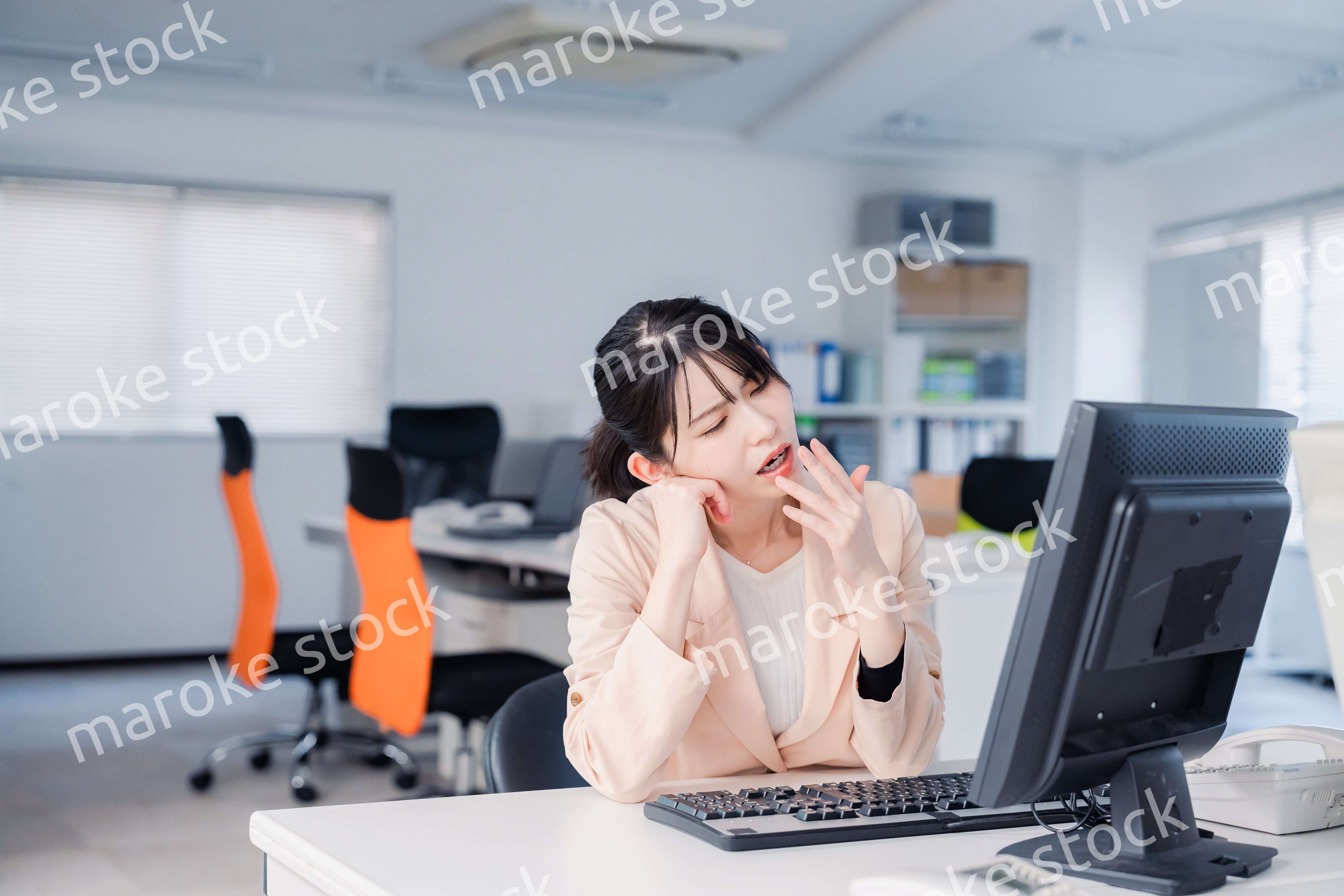 朝まで残業をして疲れたビジネスウーマン
