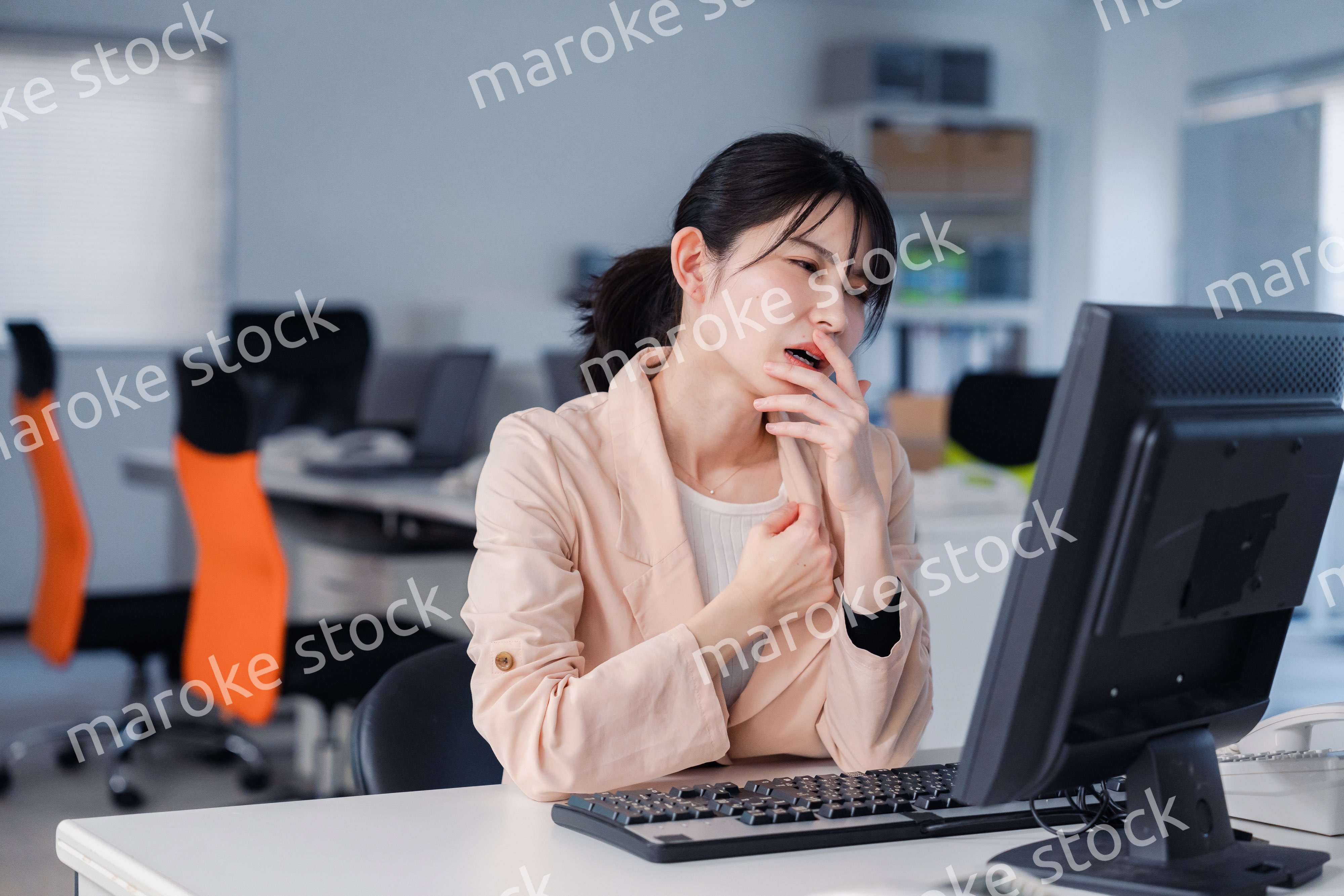 朝まで残業をして疲れたビジネスウーマン