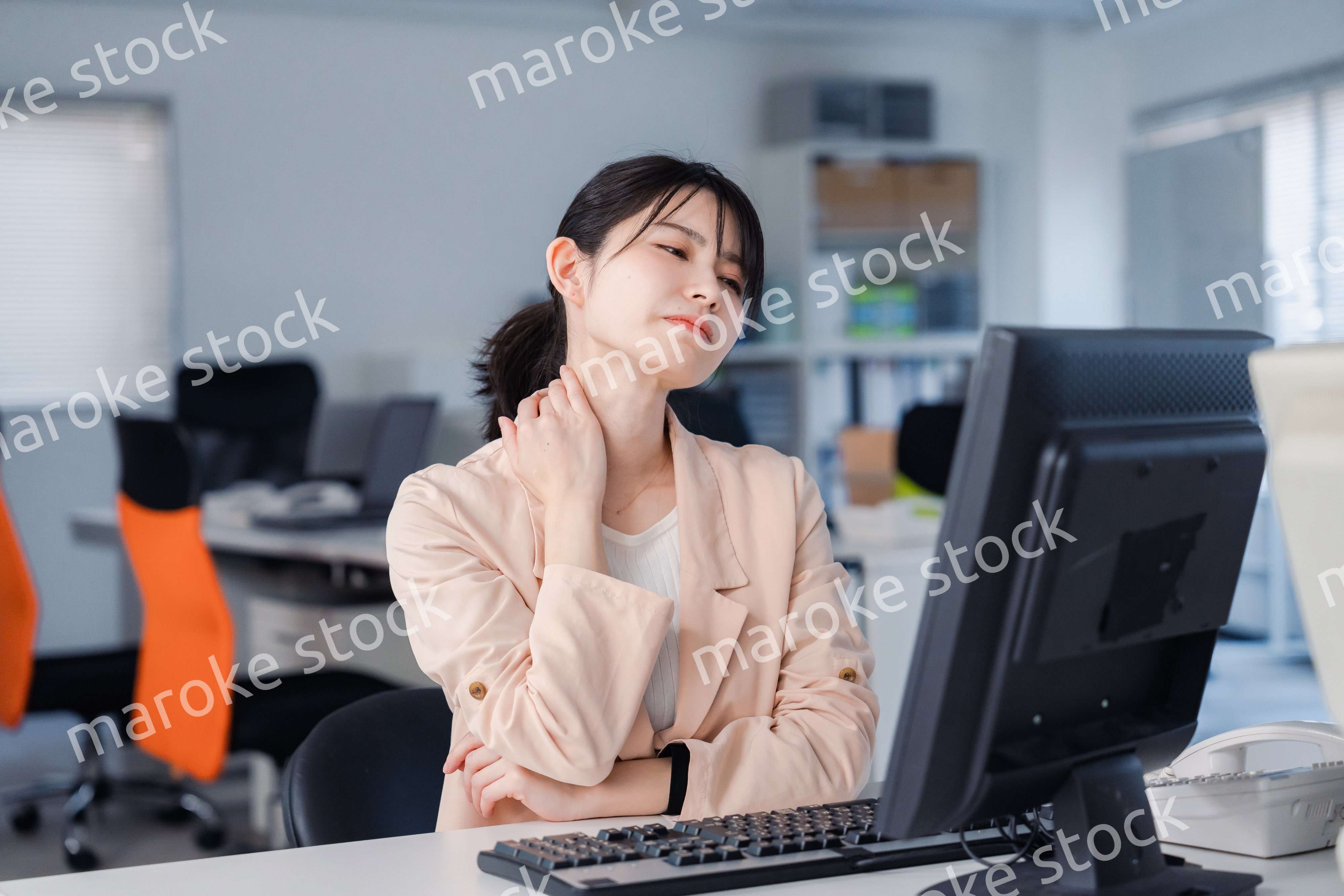 朝まで残業をして疲れたビジネスウーマン