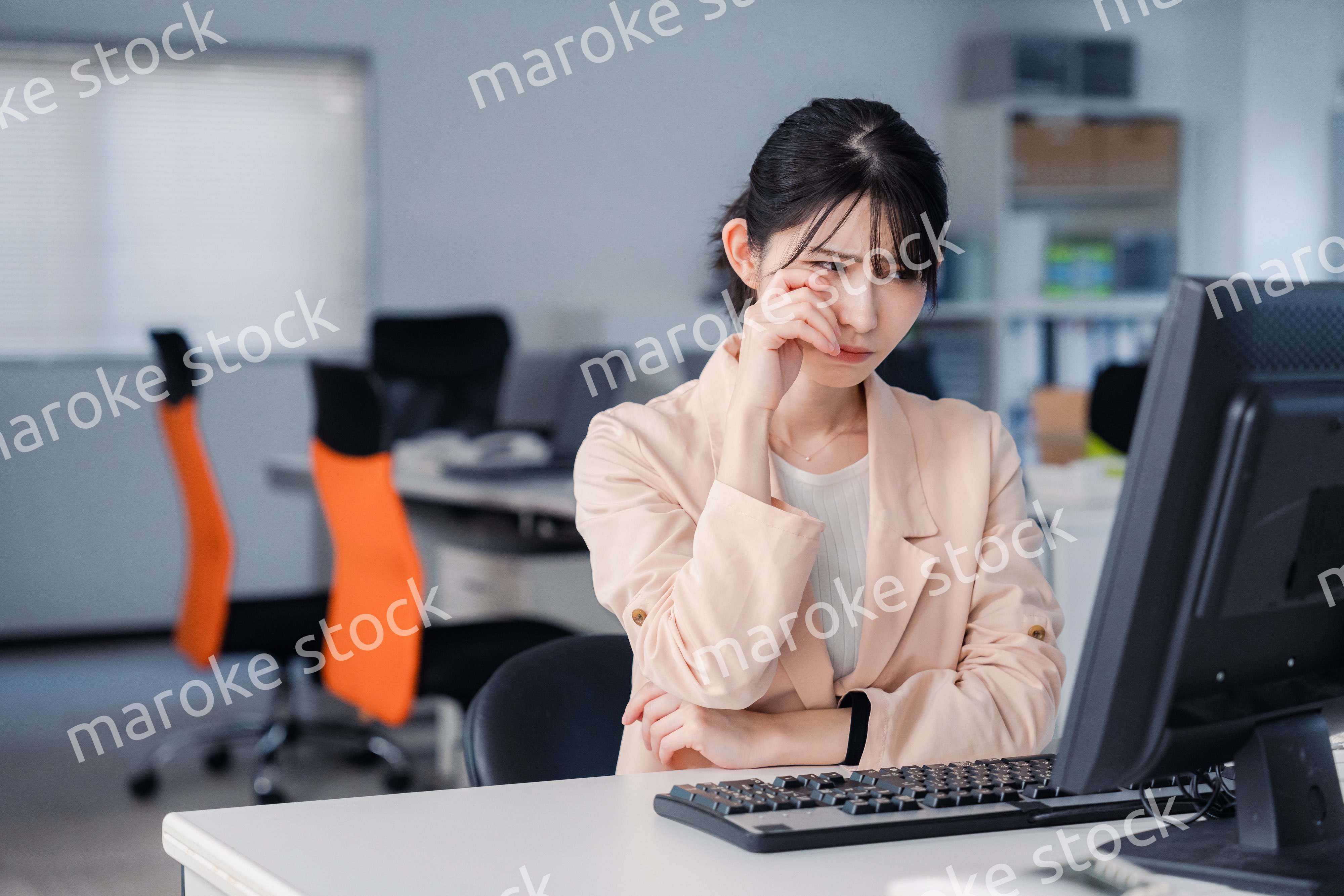 朝まで残業をして疲れたビジネスウーマン