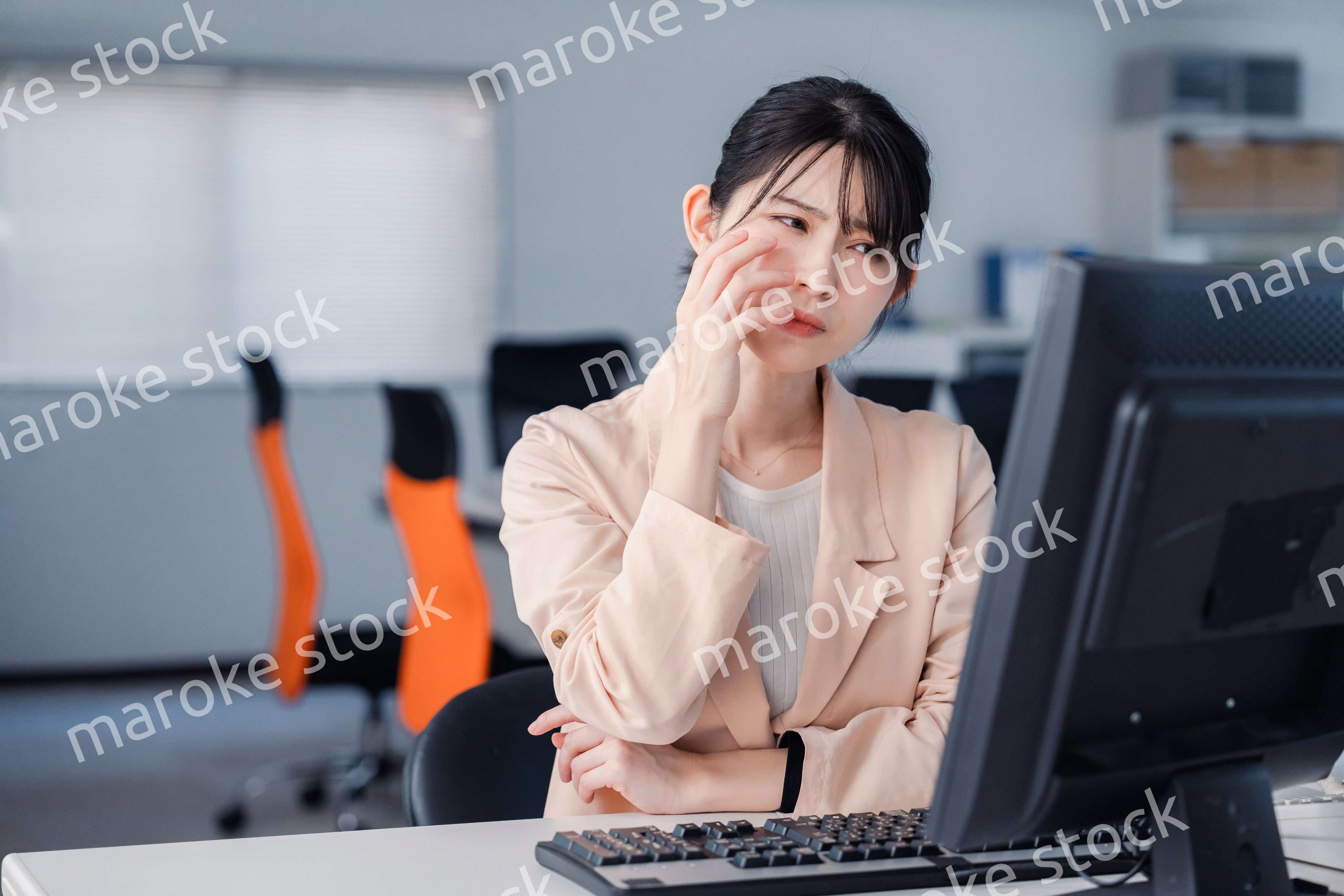 朝まで残業をして疲れたビジネスウーマン