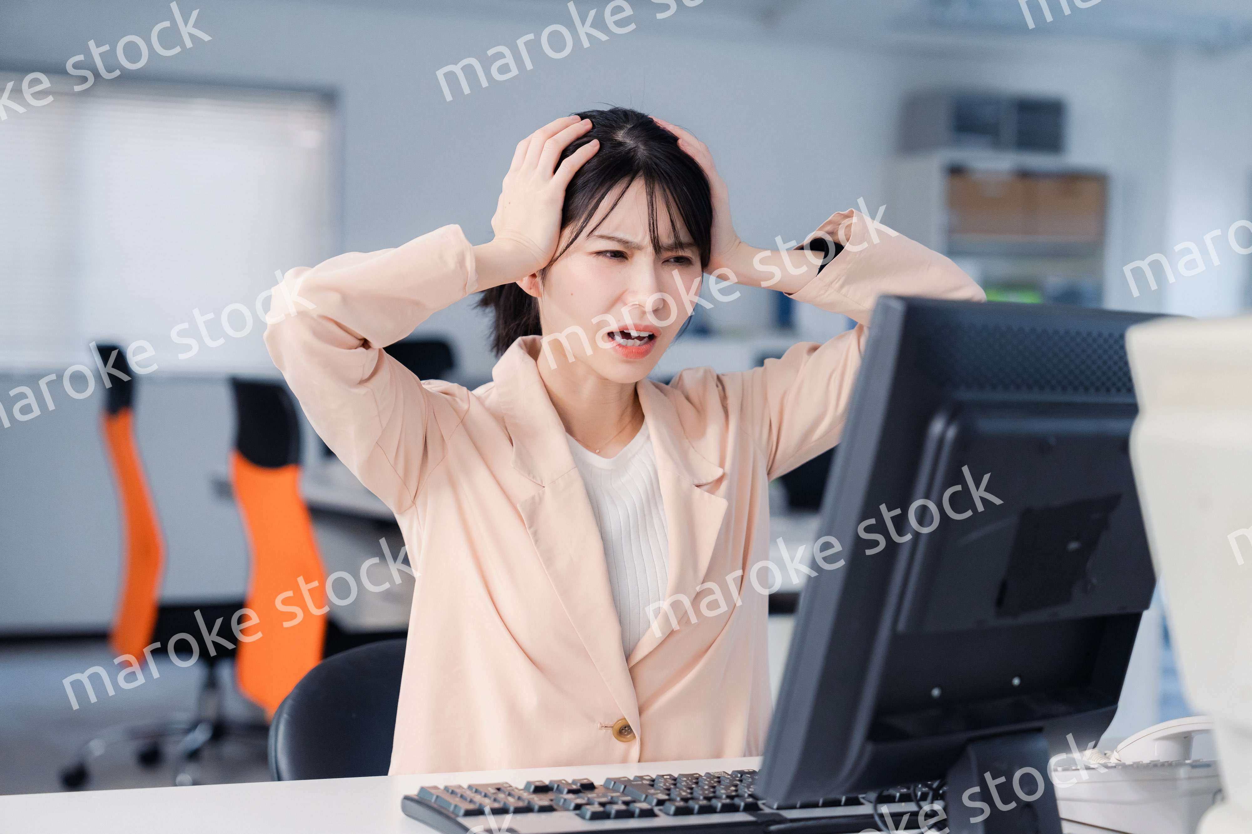 朝まで残業をして疲れたビジネスウーマン