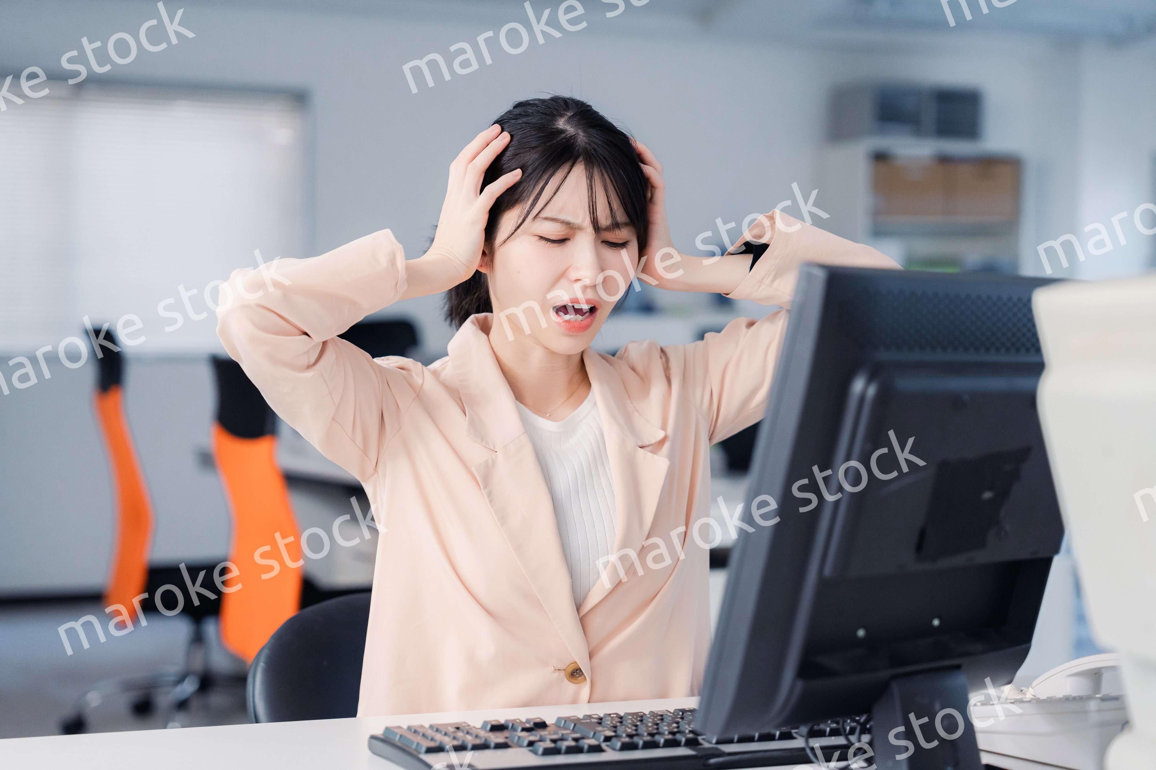 朝まで残業をして疲れたビジネスウーマン