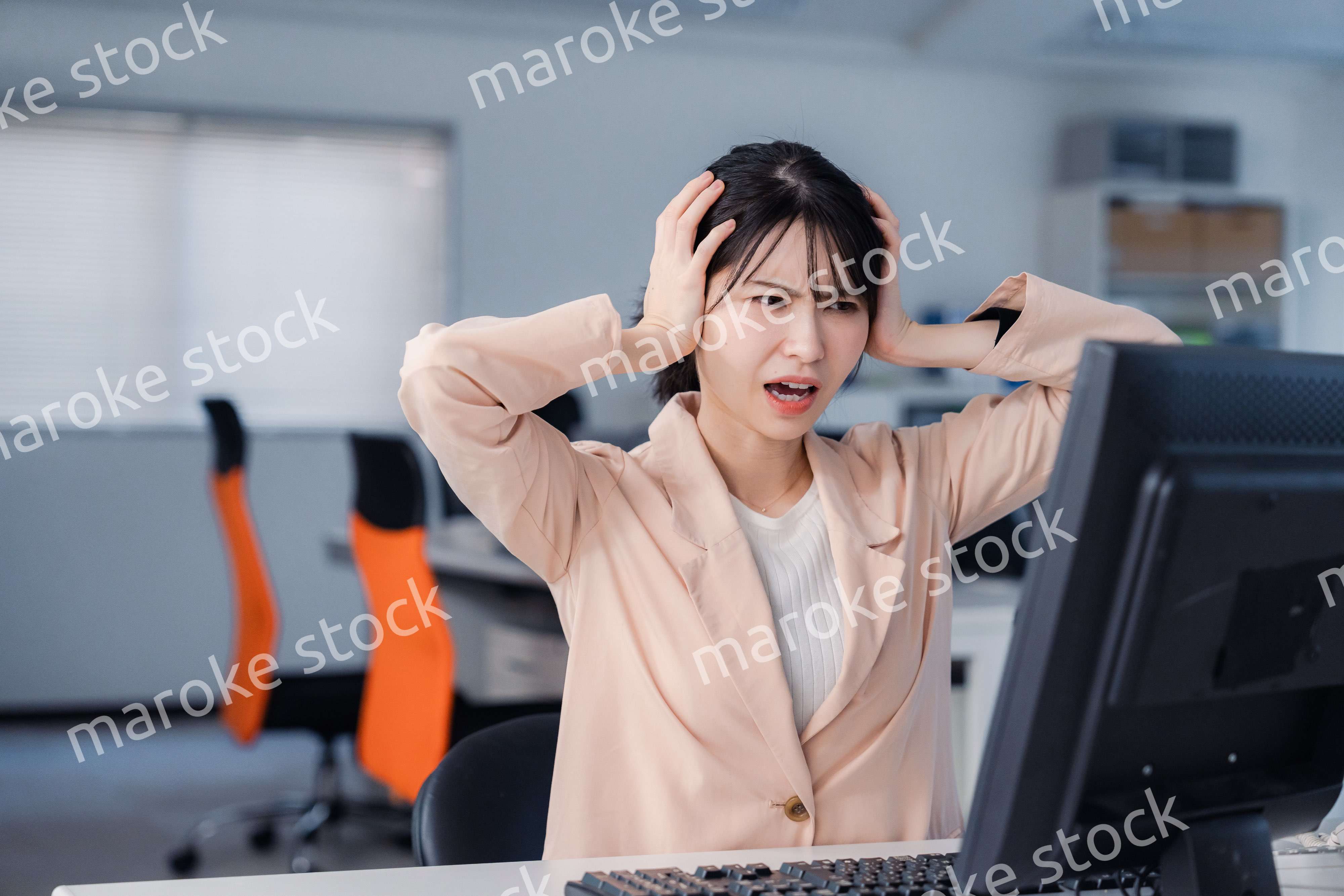 朝まで残業をして疲れたビジネスウーマン