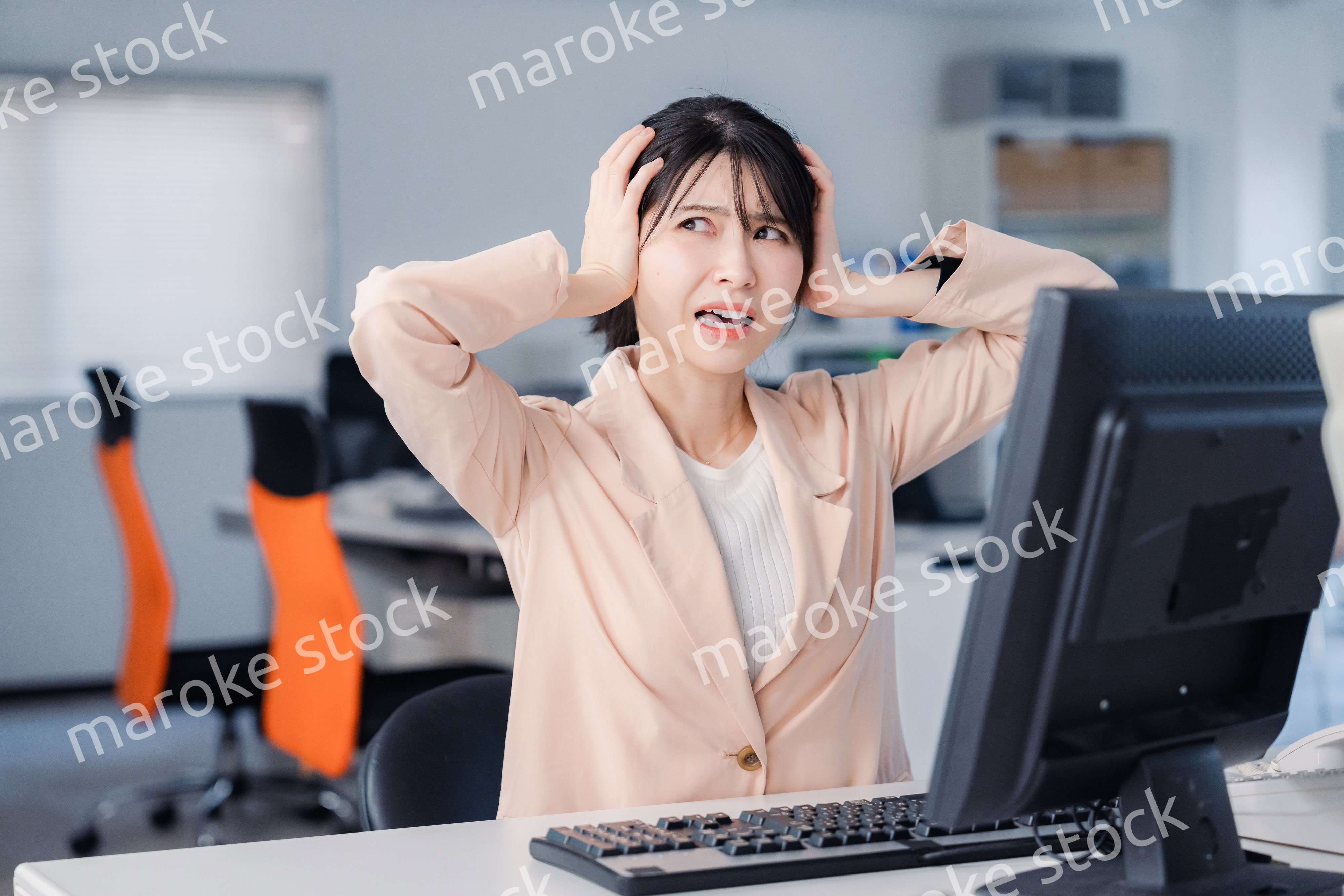 朝まで残業をして疲れたビジネスウーマン