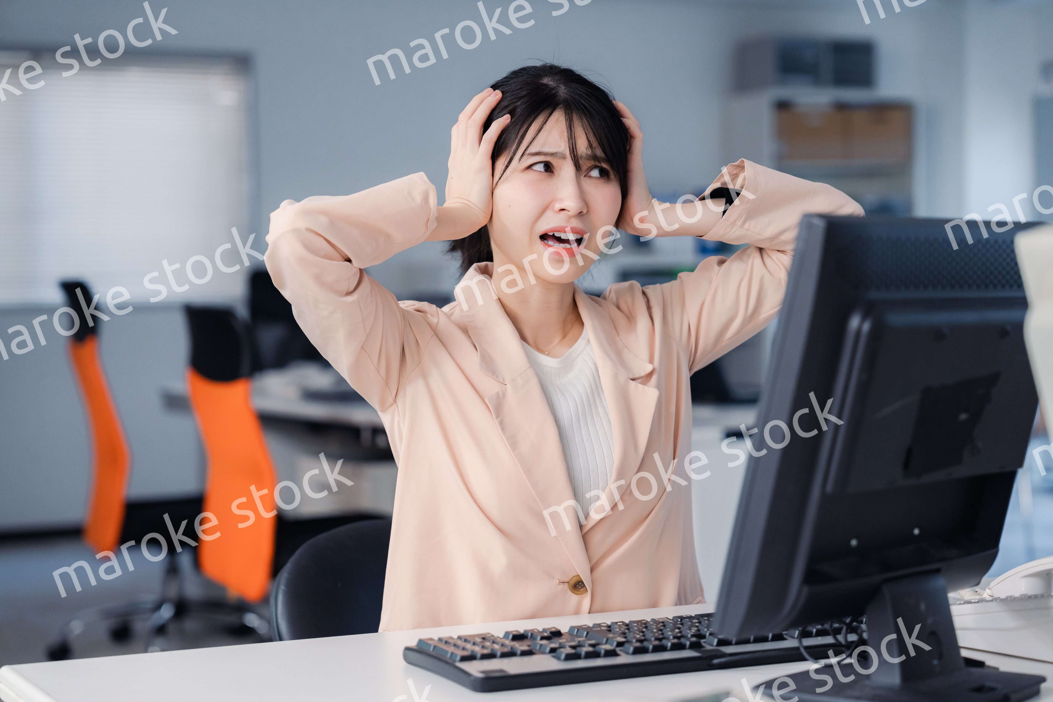 朝まで残業をして疲れたビジネスウーマン