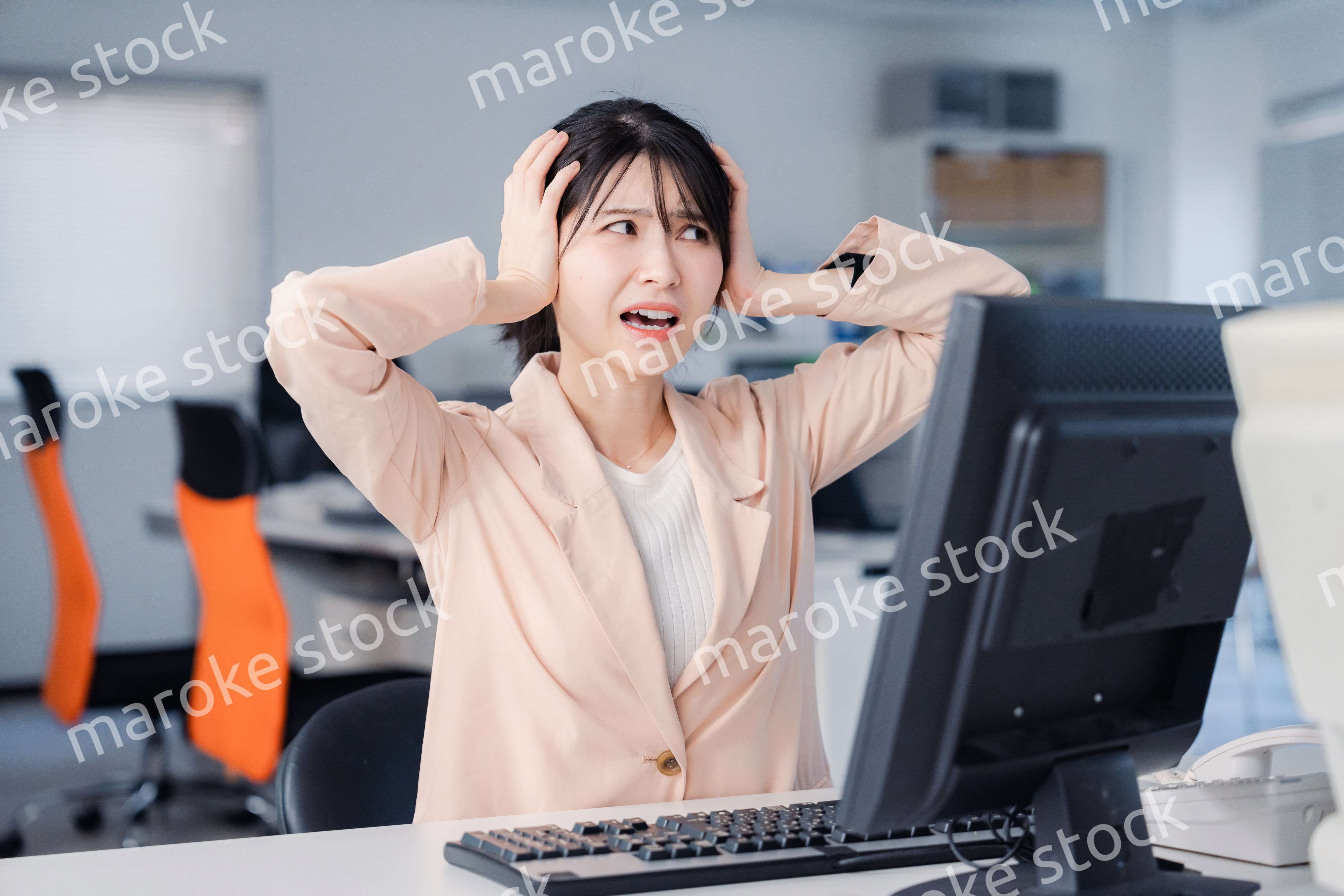 朝まで残業をして疲れたビジネスウーマン