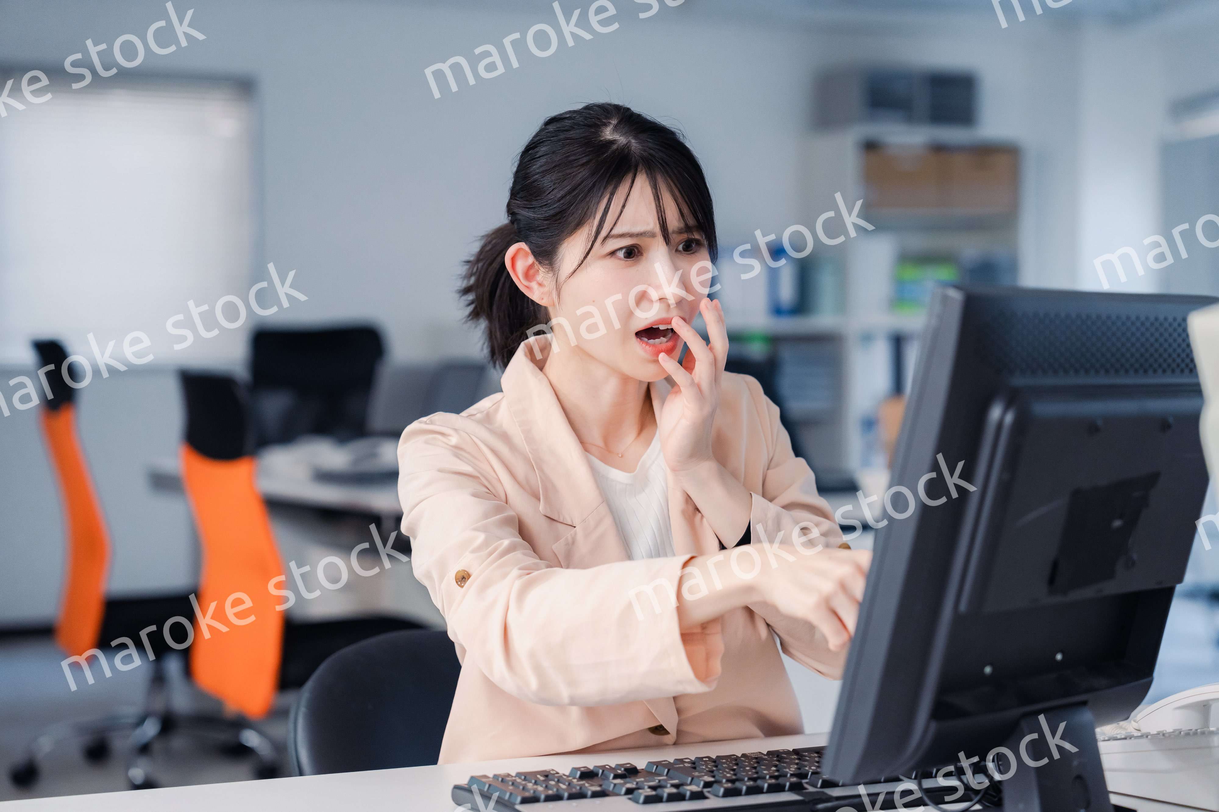 朝まで残業をして疲れたビジネスウーマン