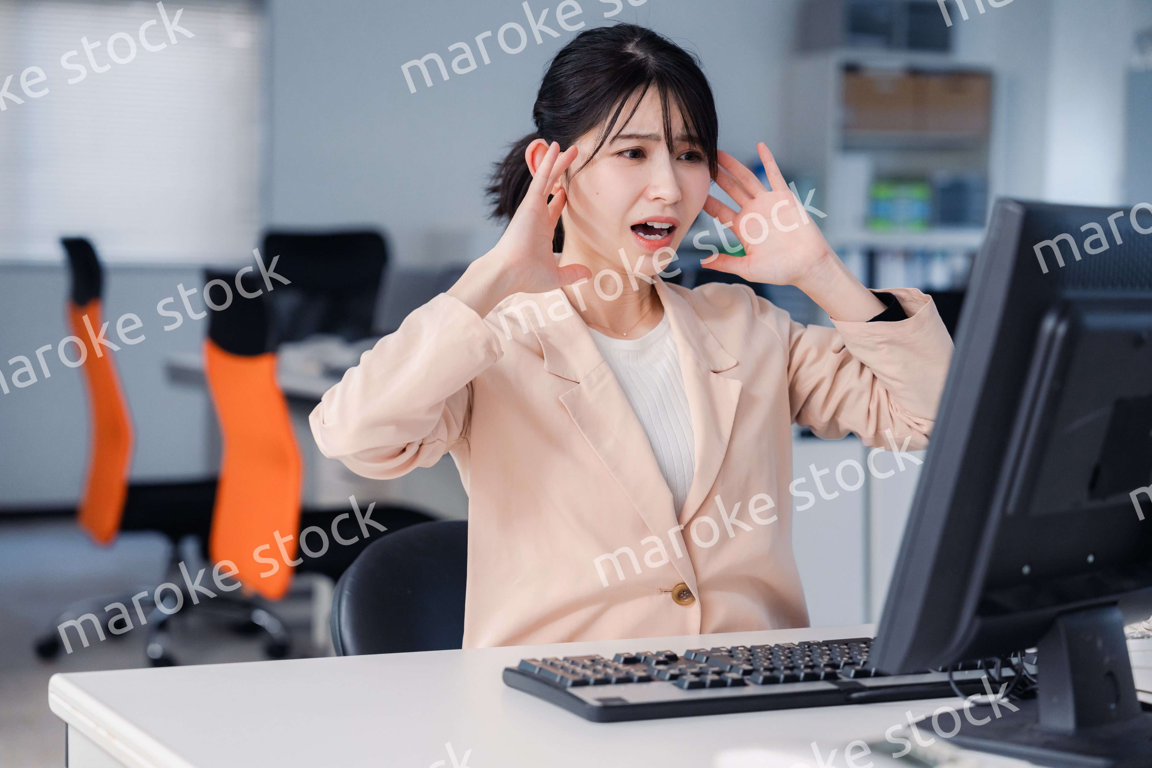 朝まで残業をして疲れたビジネスウーマン