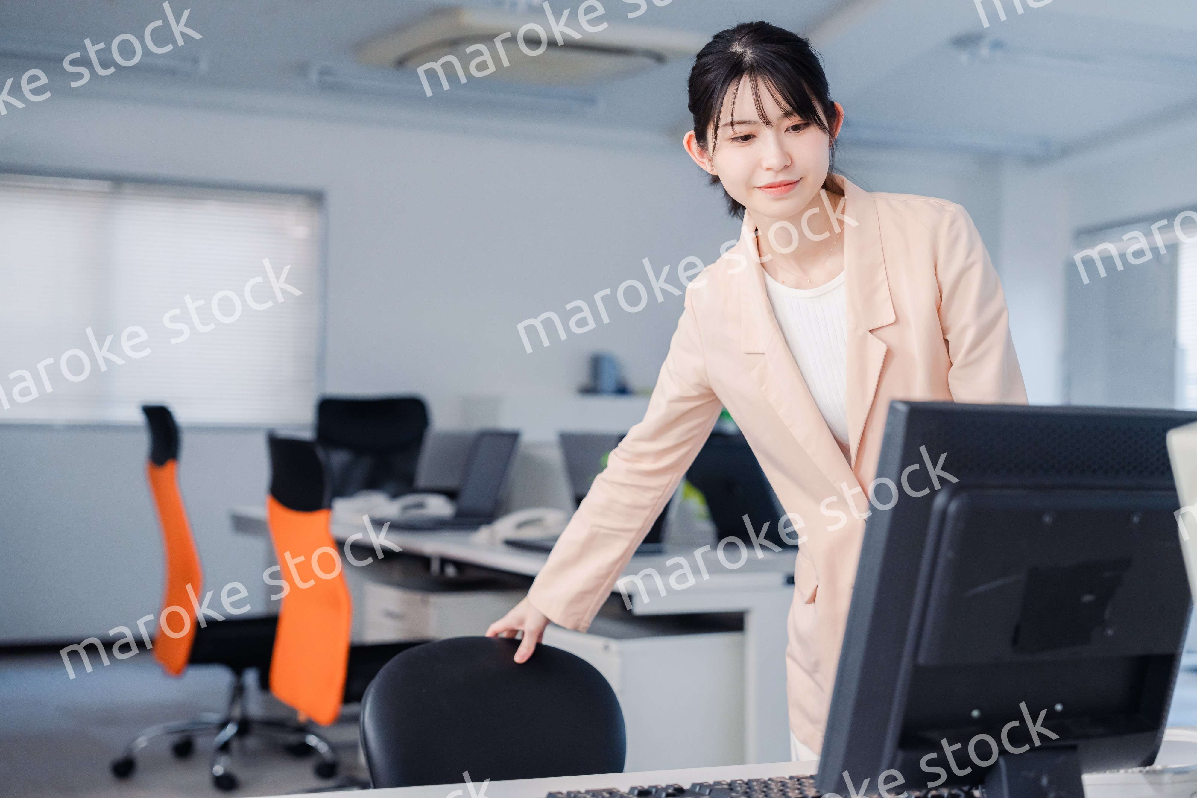 朝まで残業をして疲れたビジネスウーマン