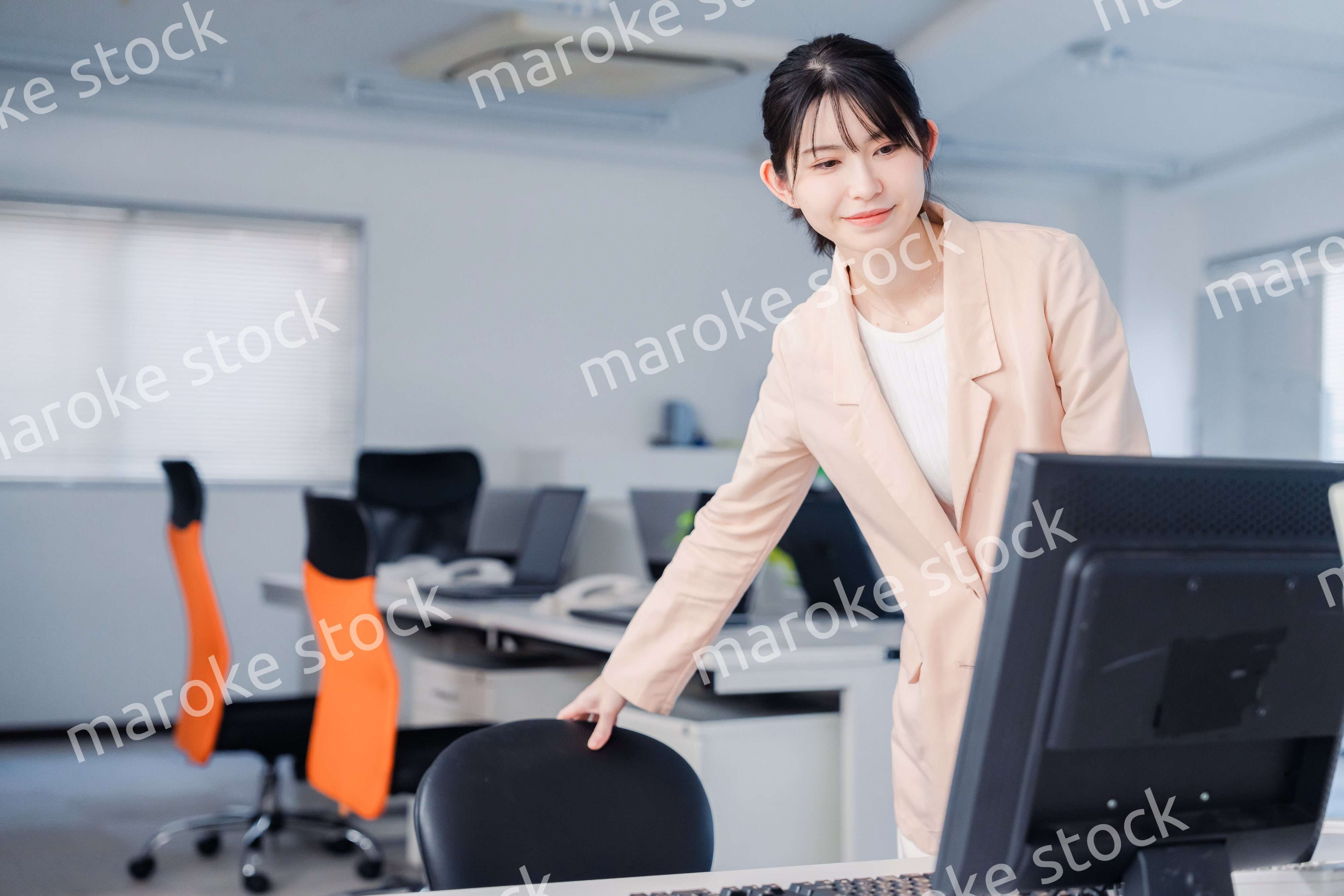 朝まで残業をして疲れたビジネスウーマン