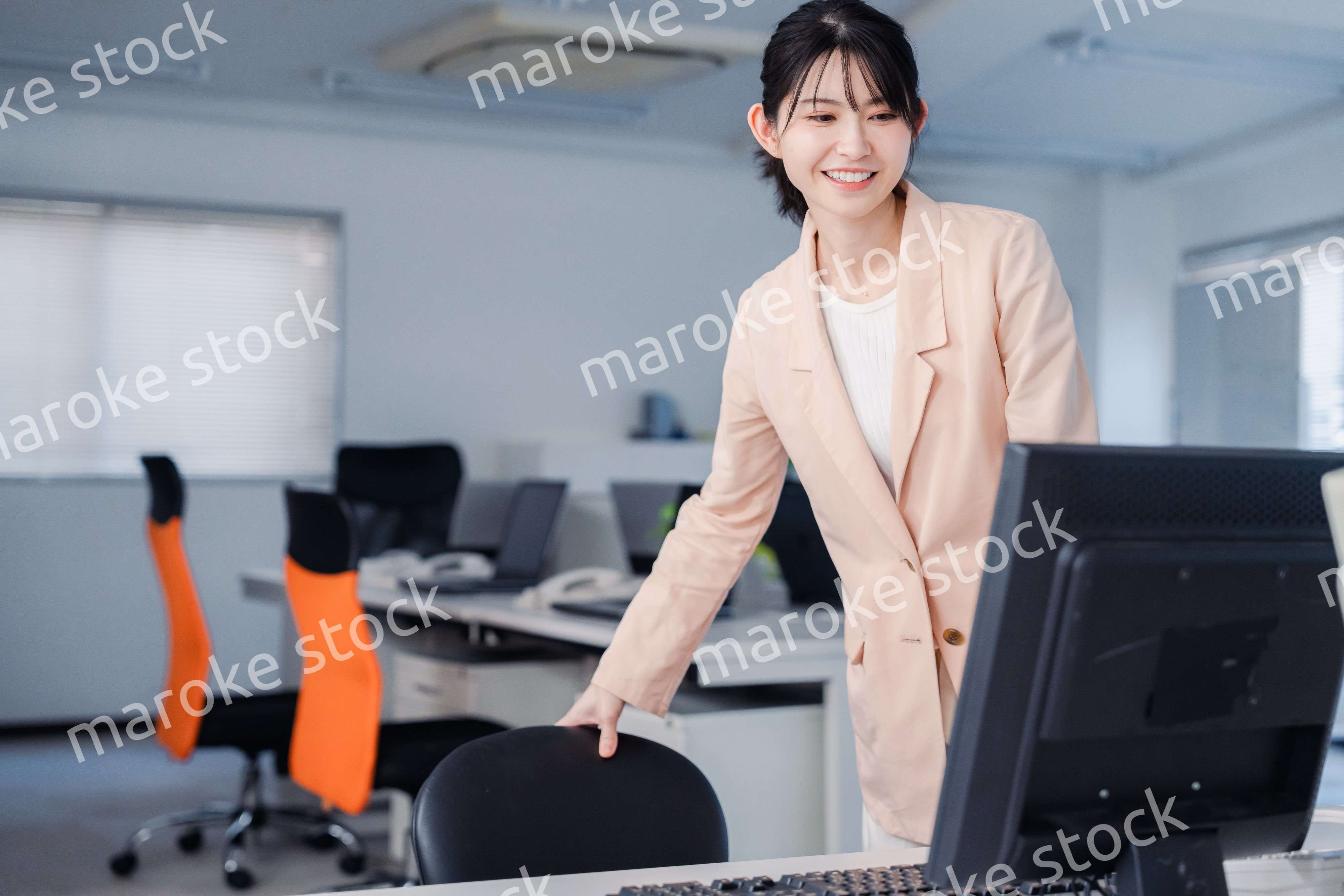 朝まで残業をして疲れたビジネスウーマン