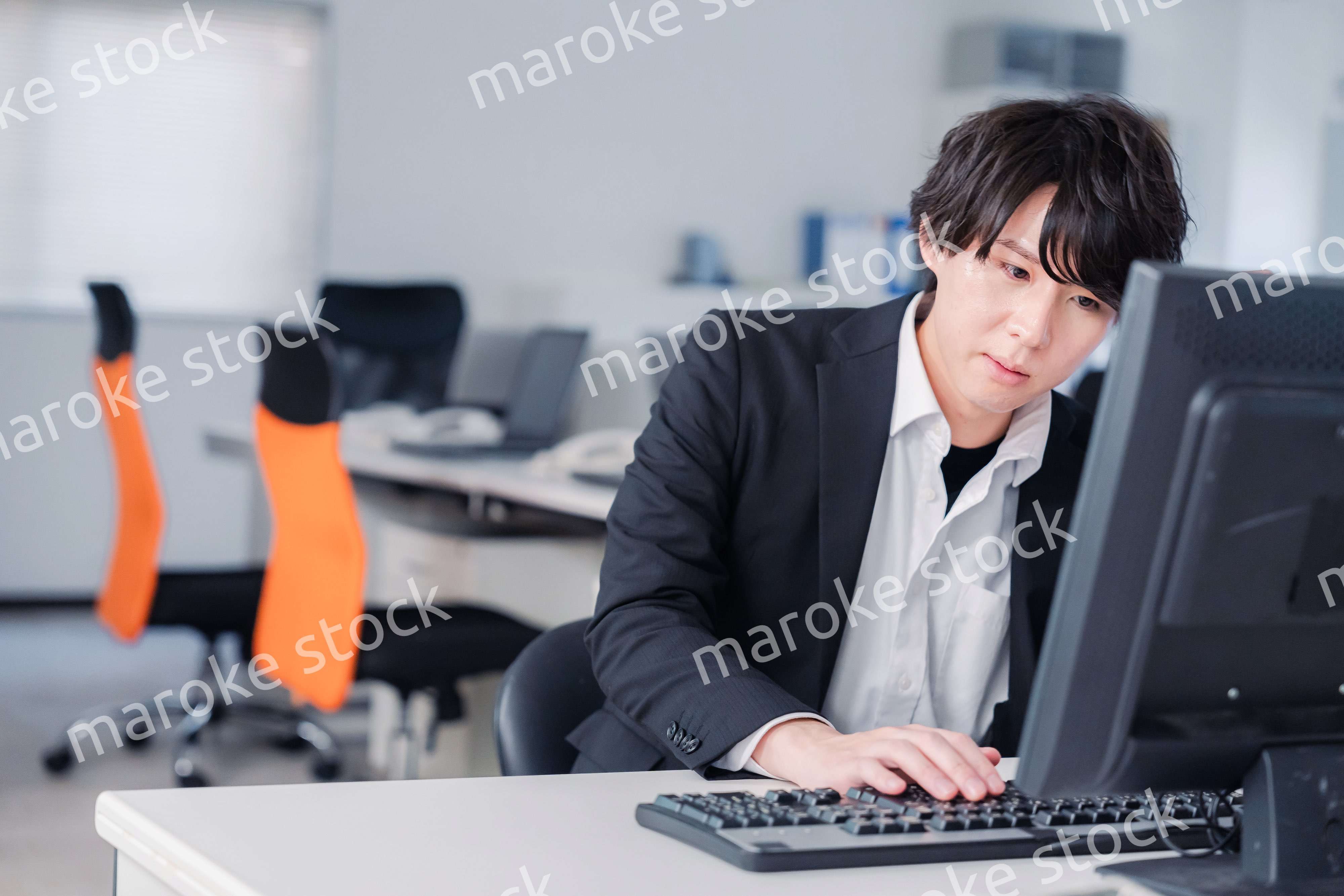 遅い時間まで一人で残業をするビジネスパーソン