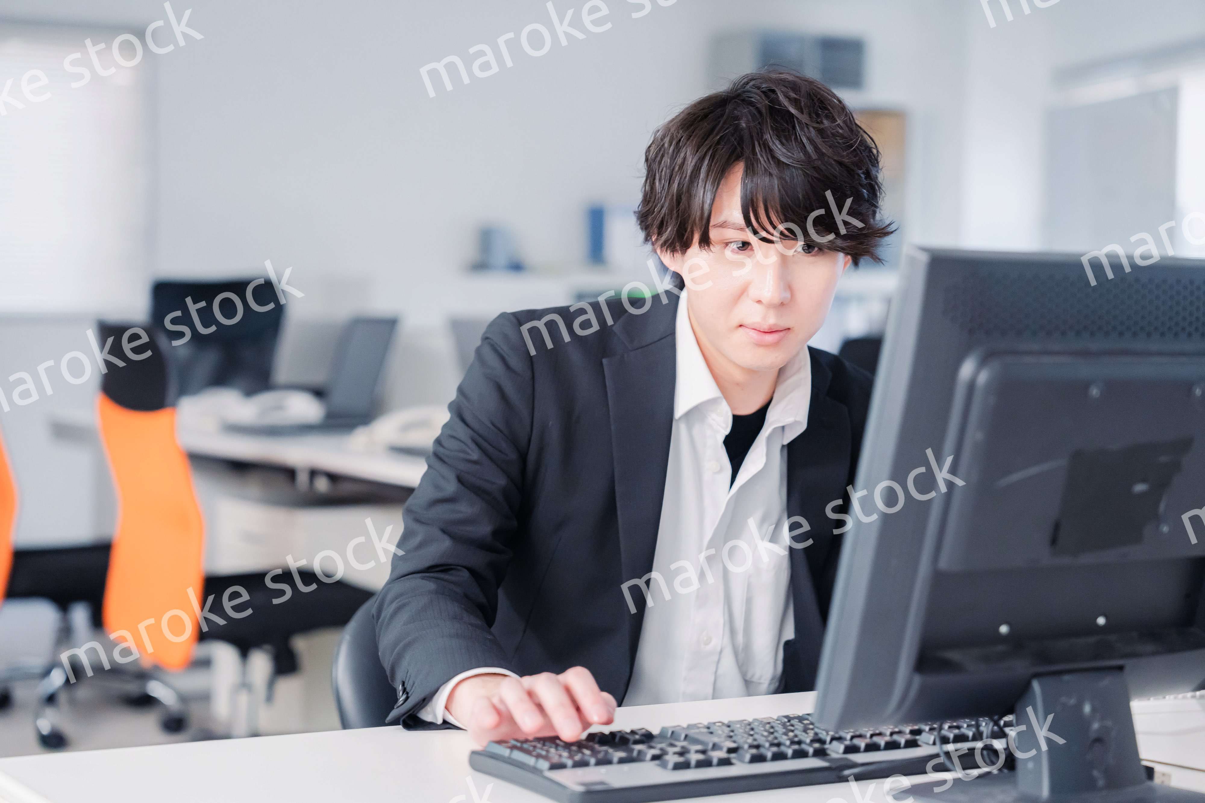 遅い時間まで一人で残業をするビジネスパーソン