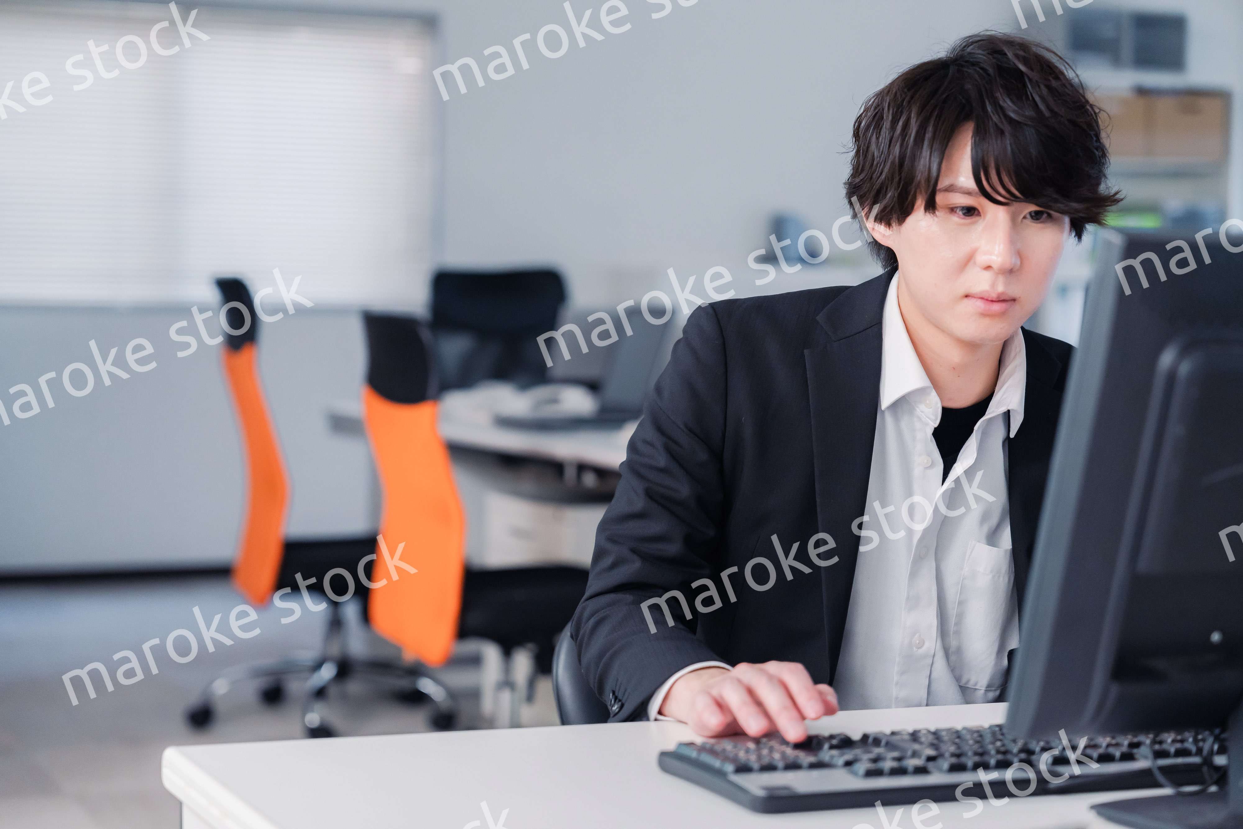 遅い時間まで一人で残業をするビジネスパーソン