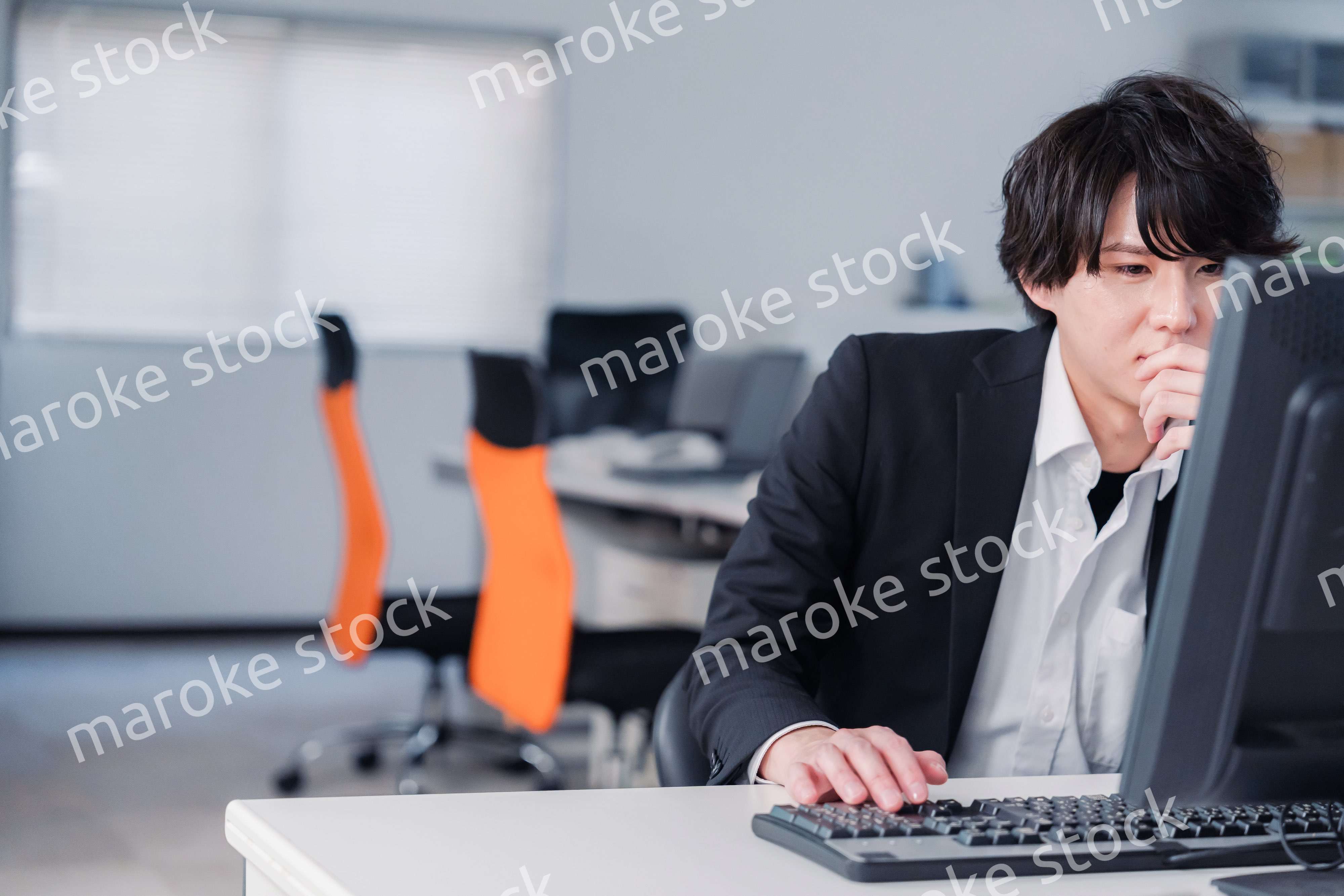 遅い時間まで一人で残業をするビジネスパーソン