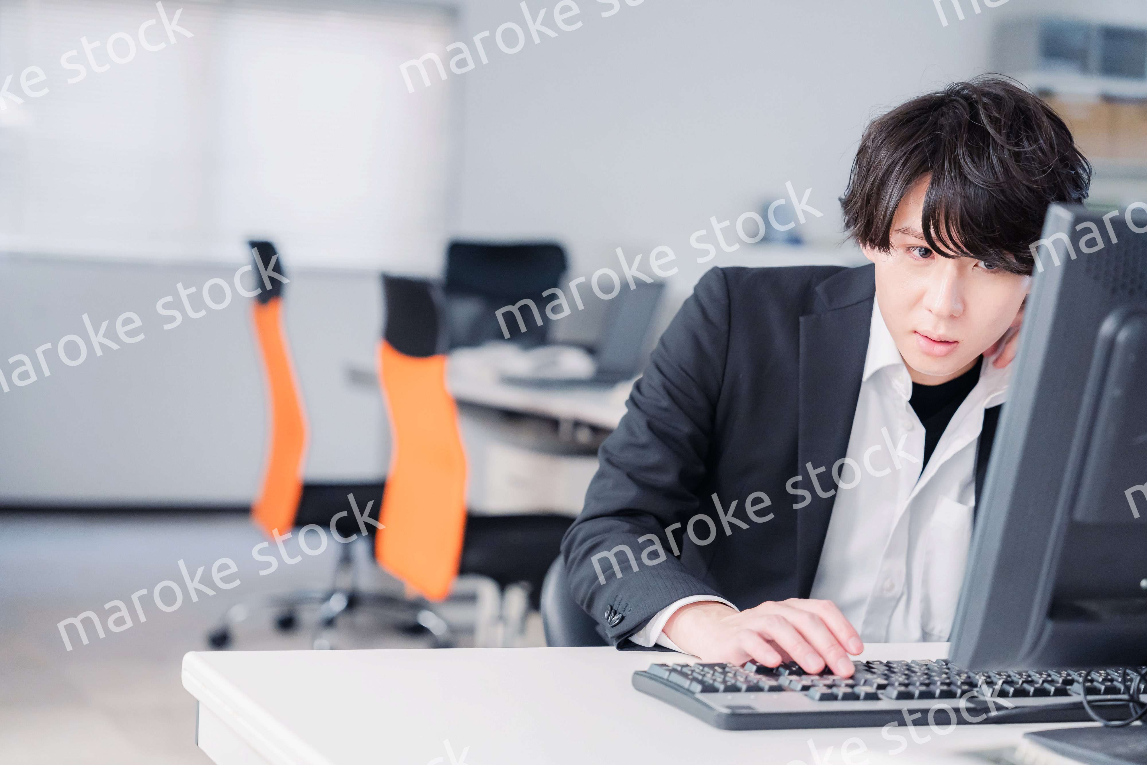 遅い時間まで一人で残業をするビジネスパーソン