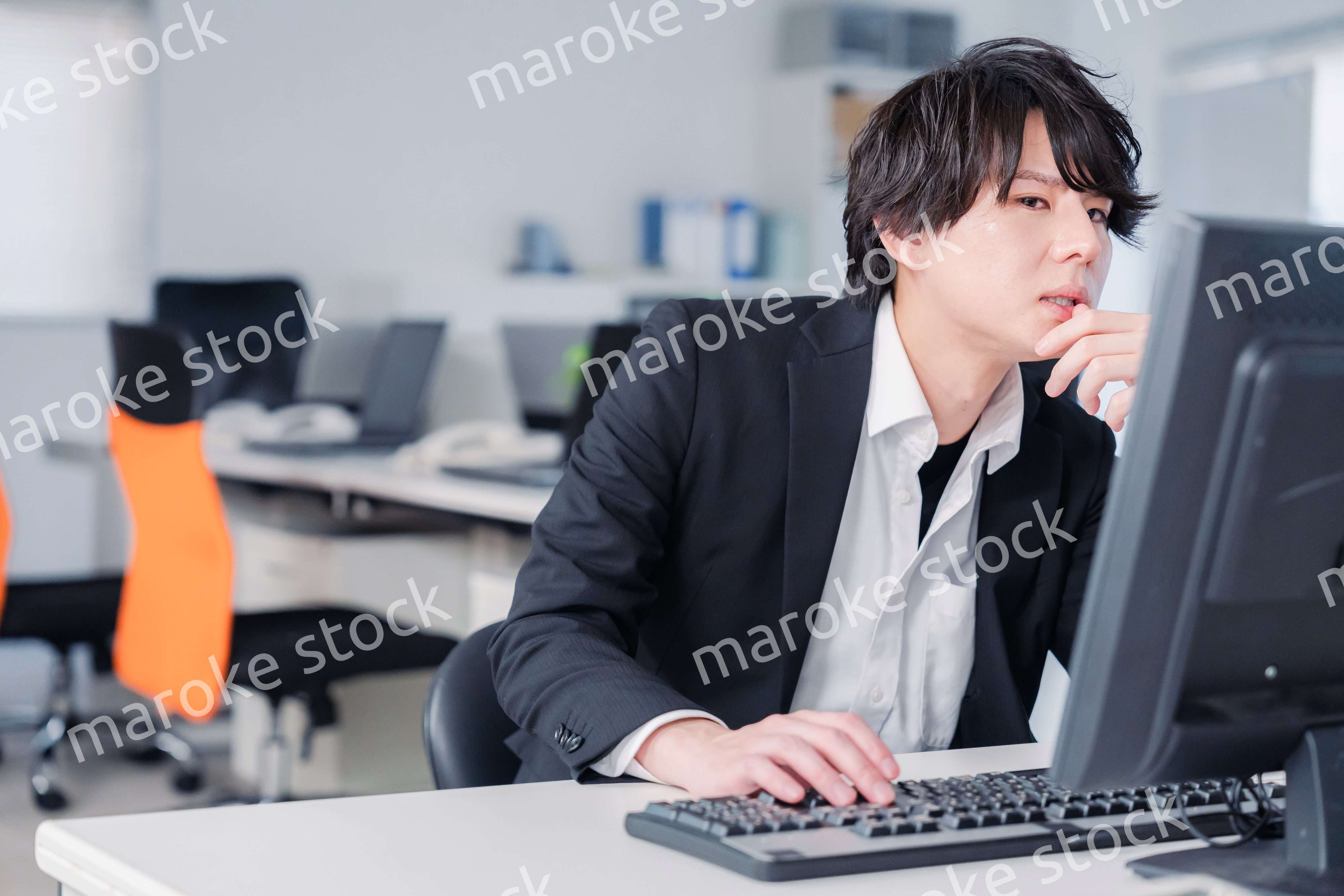 遅い時間まで一人で残業をするビジネスパーソン