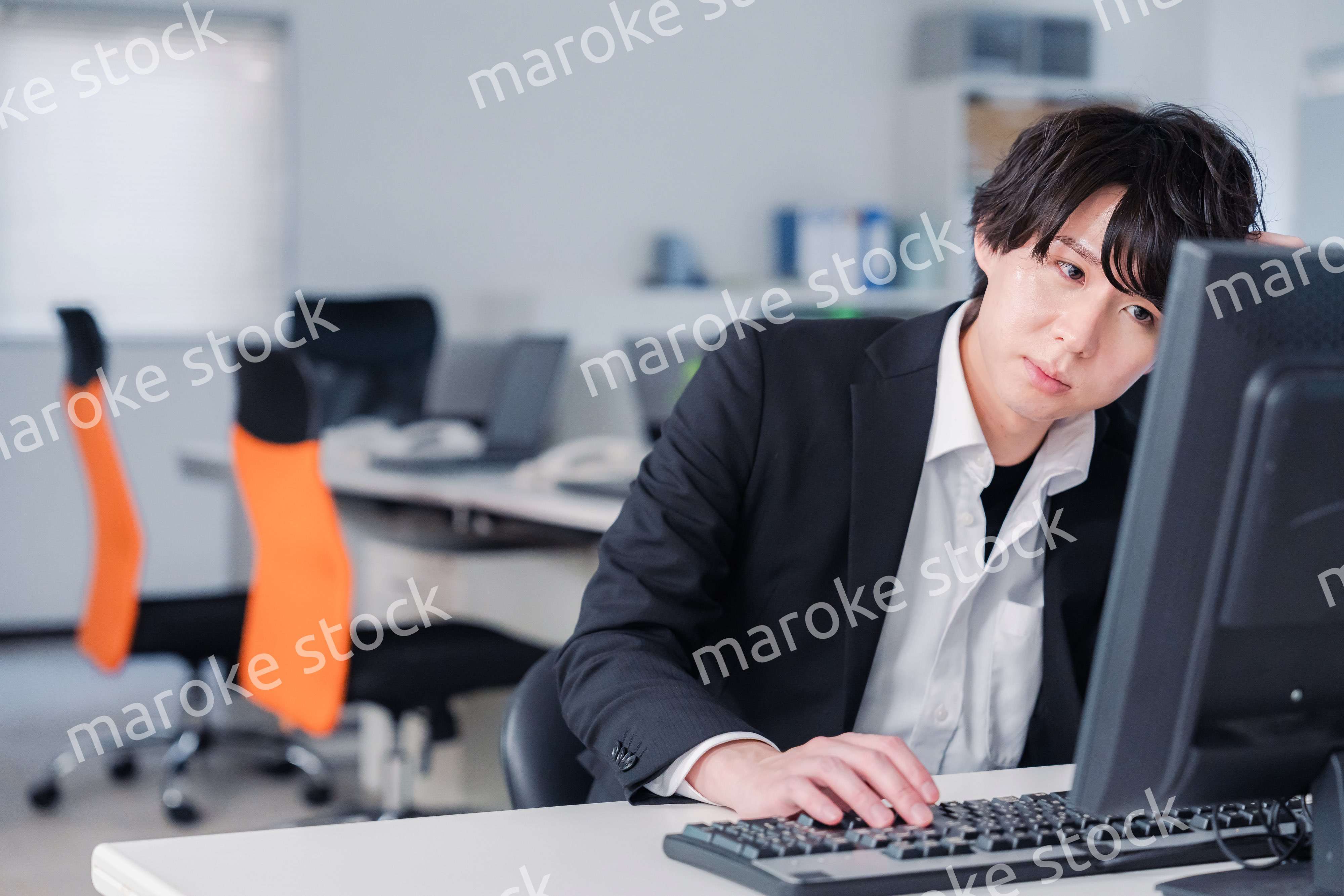 遅い時間まで一人で残業をするビジネスパーソン