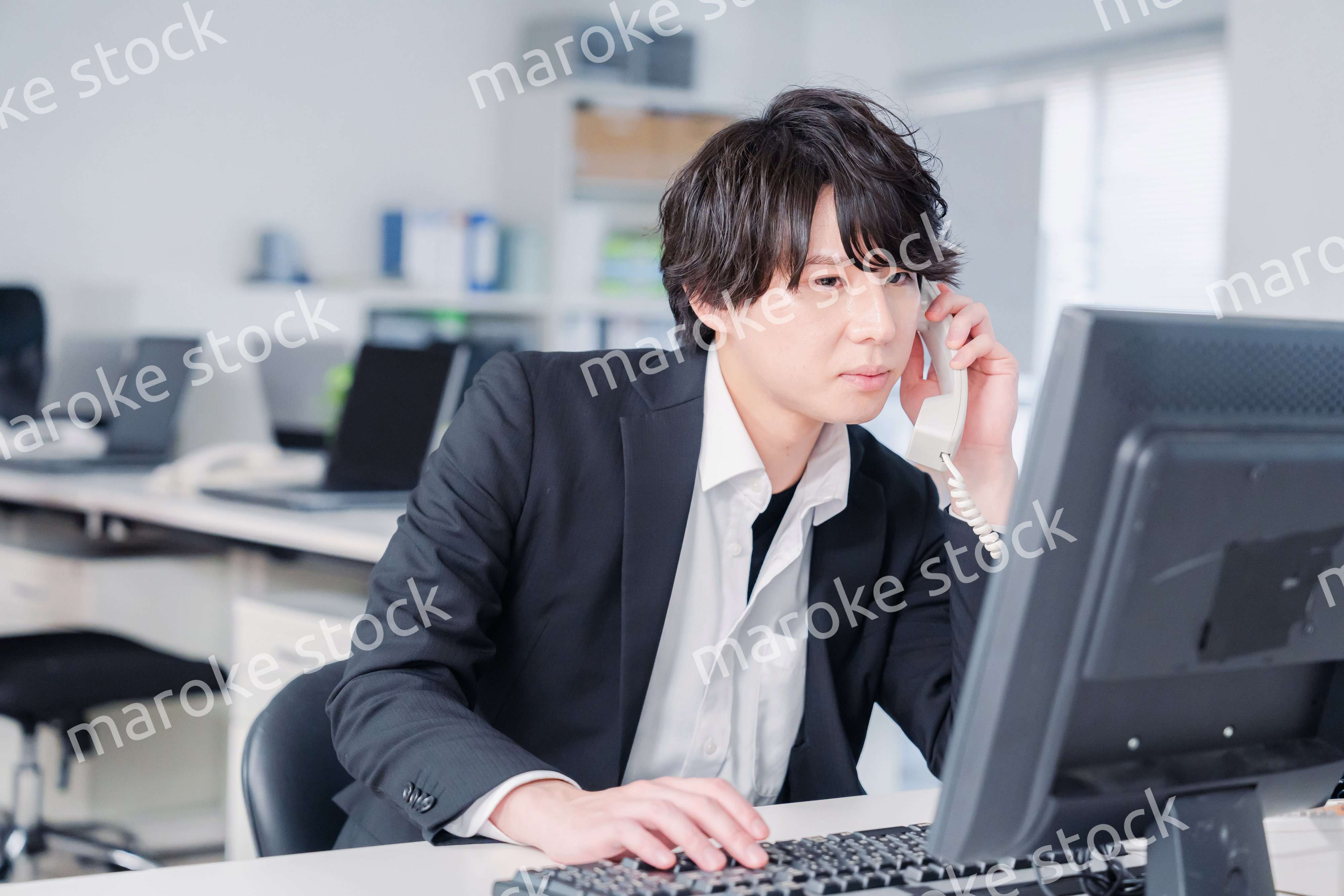 電話対応をするビジネスマン