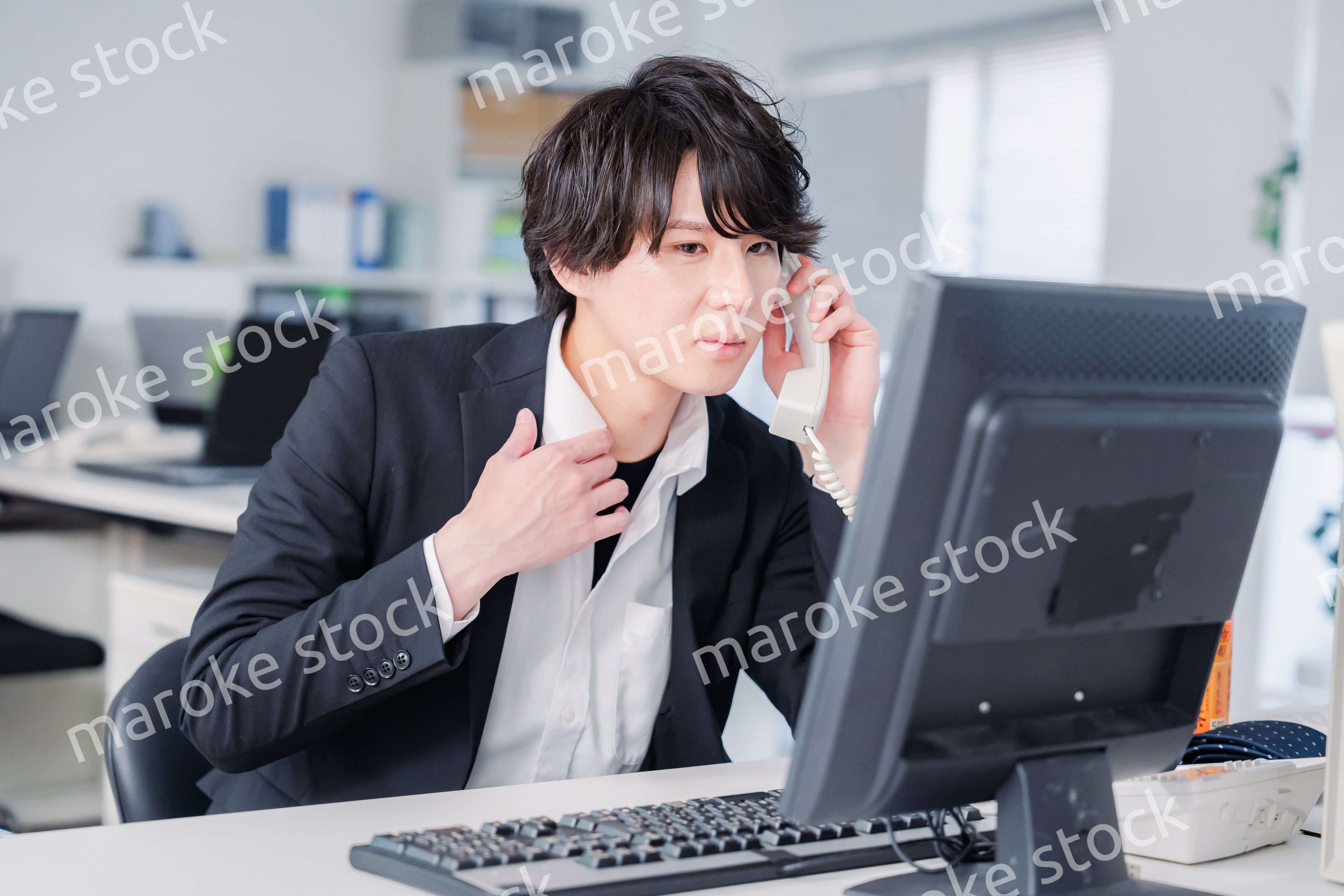 電話対応をするビジネスマン