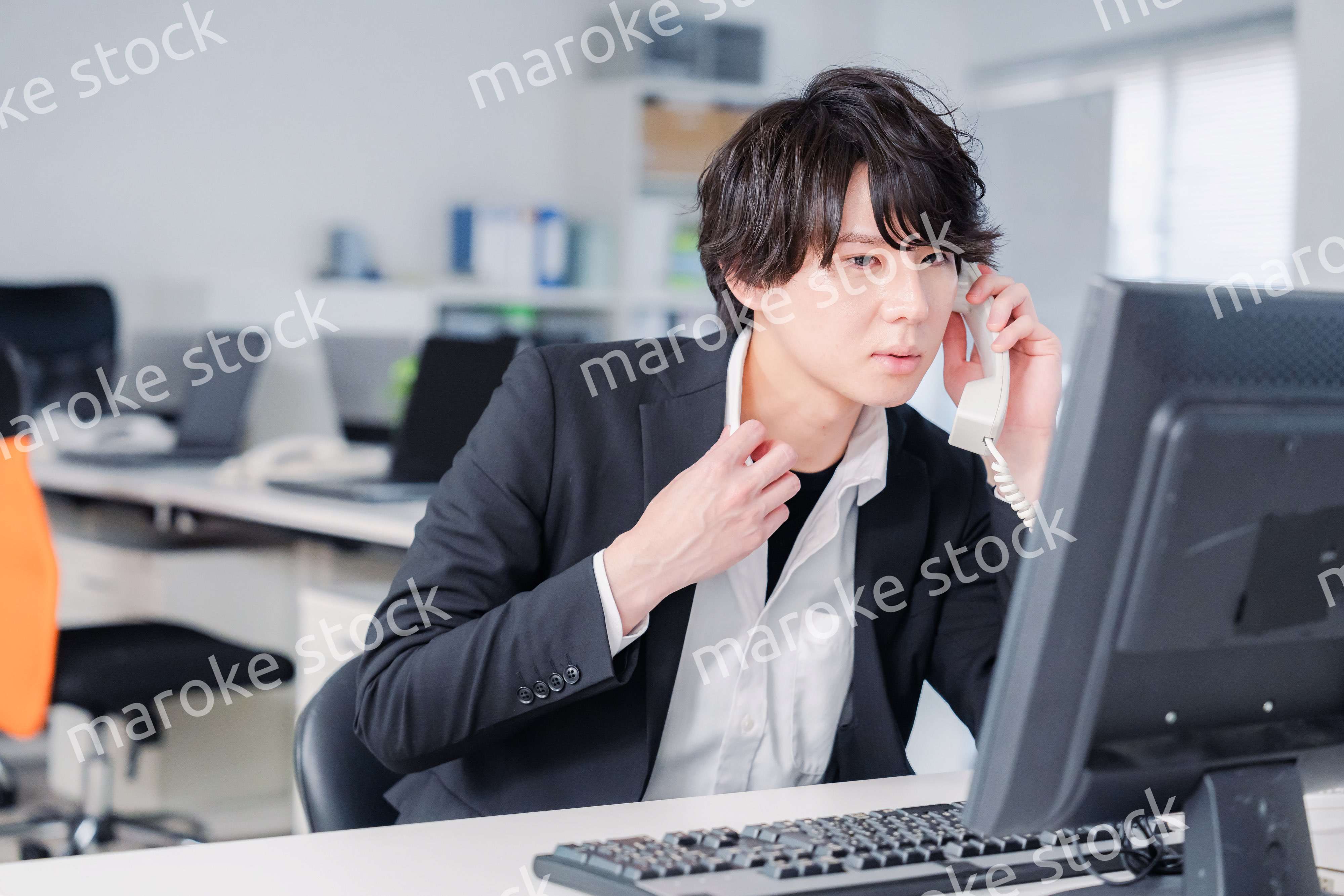 電話対応をするビジネスマン