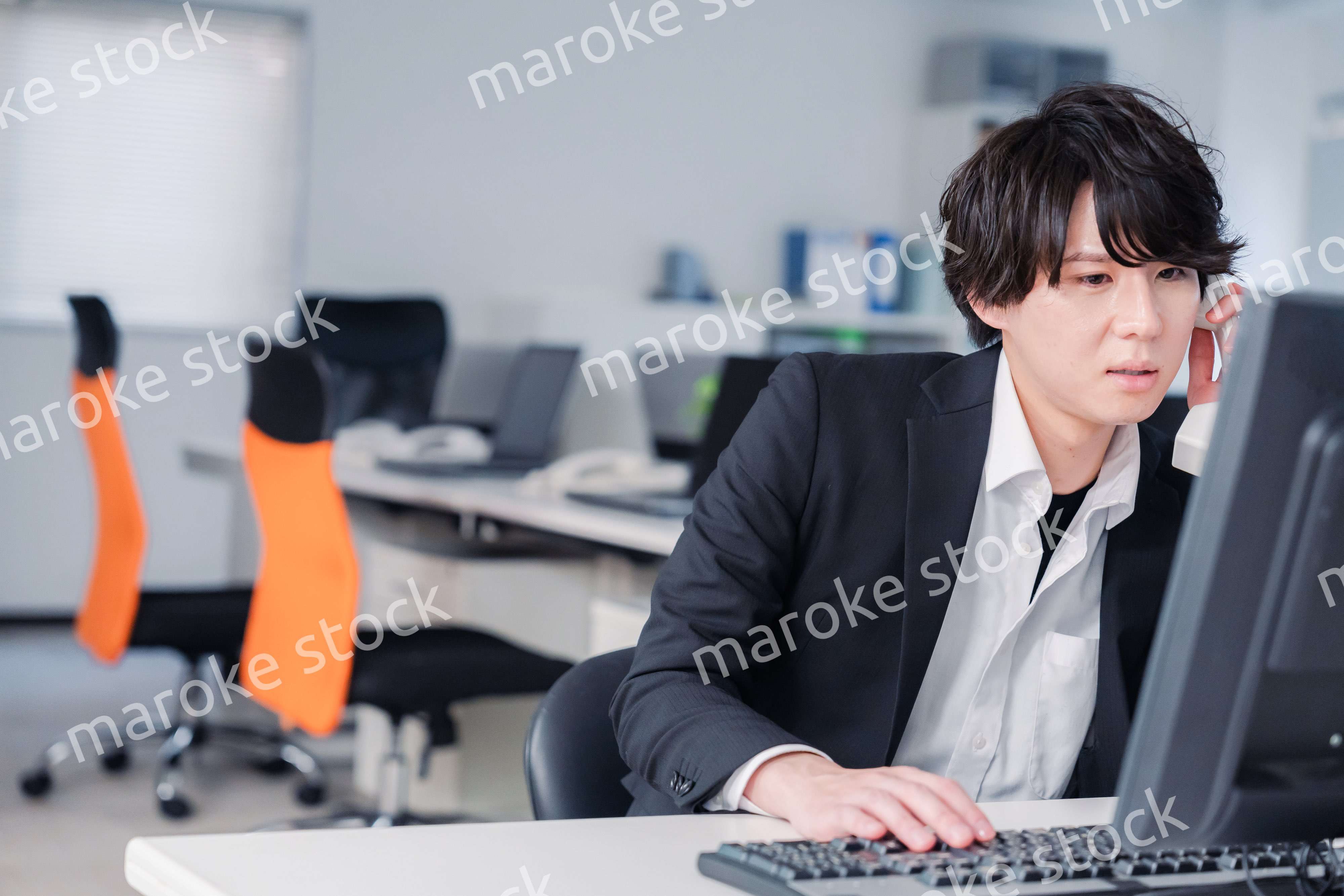 電話対応をするビジネスマン