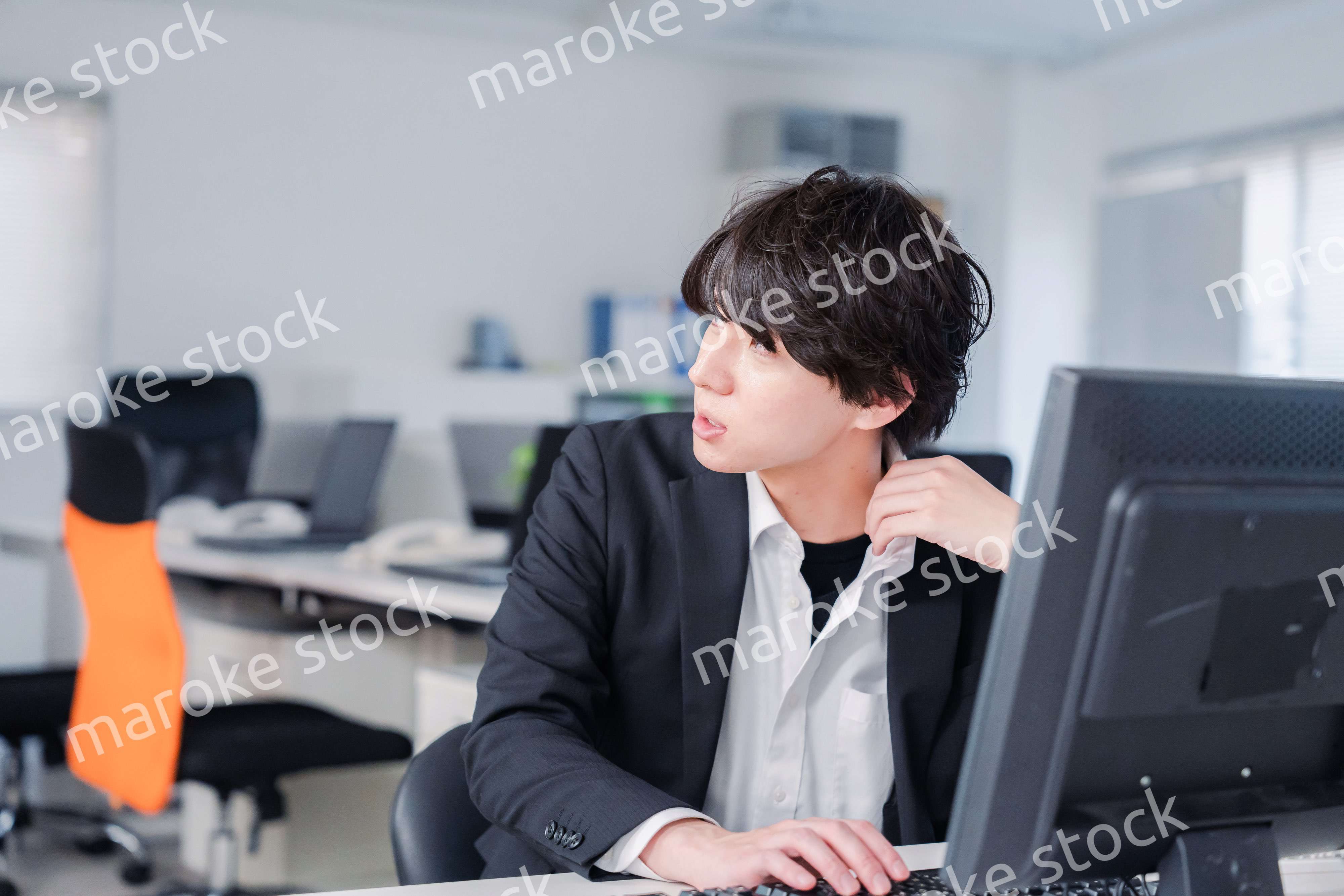 遅い時間まで一人で残業をするビジネスパーソン