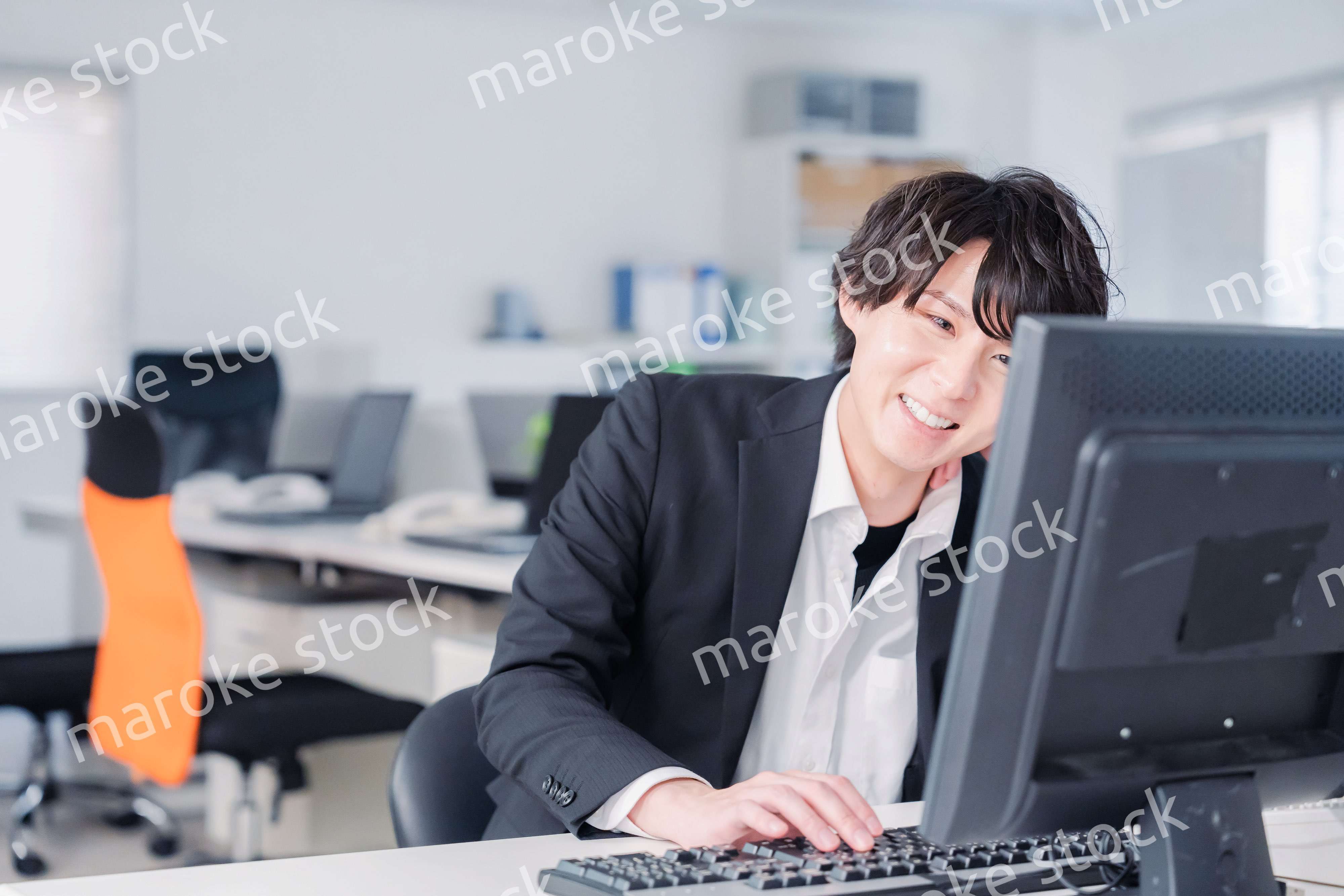 遅い時間まで一人で残業をするビジネスパーソン