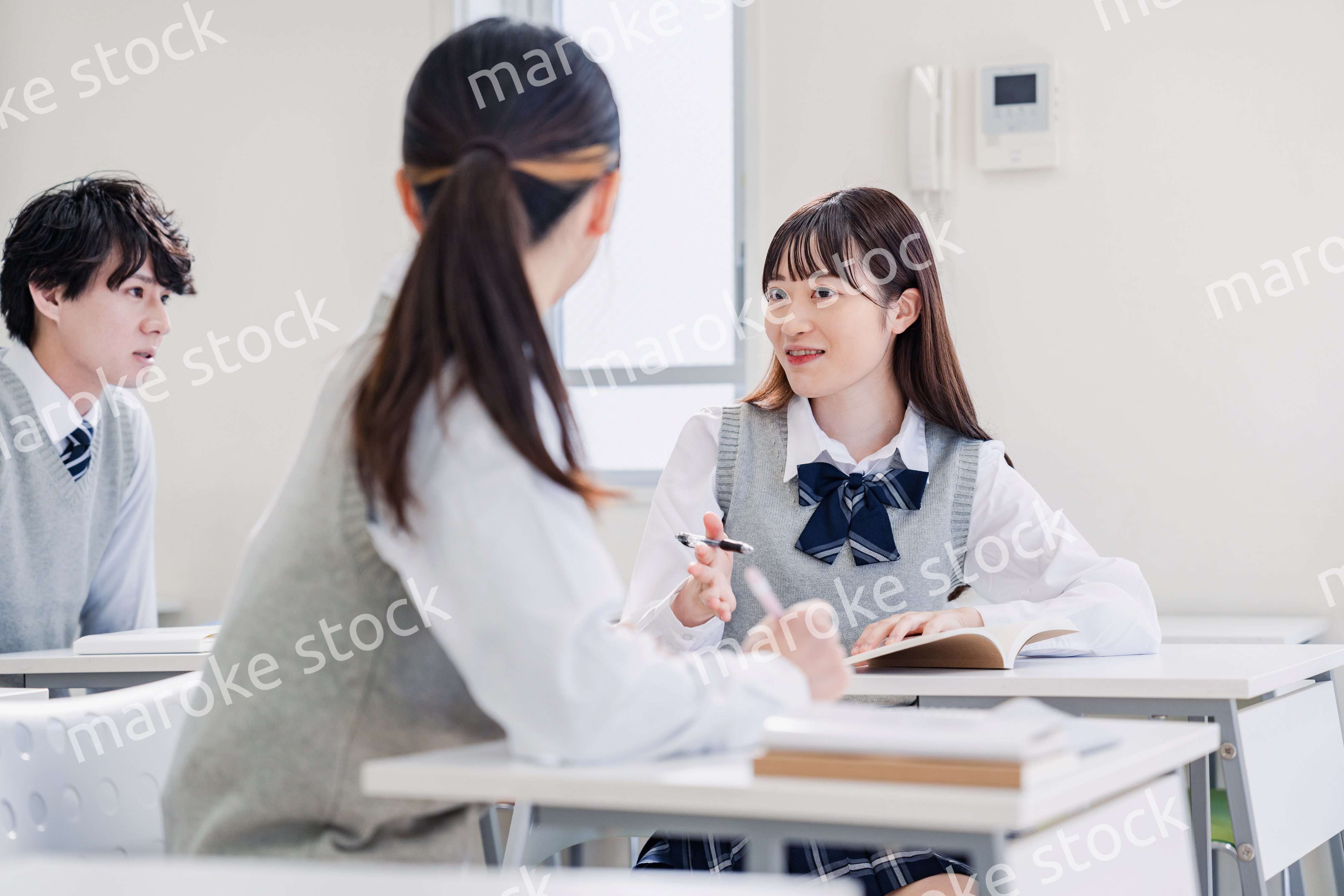 教室でディベートをする高校生
