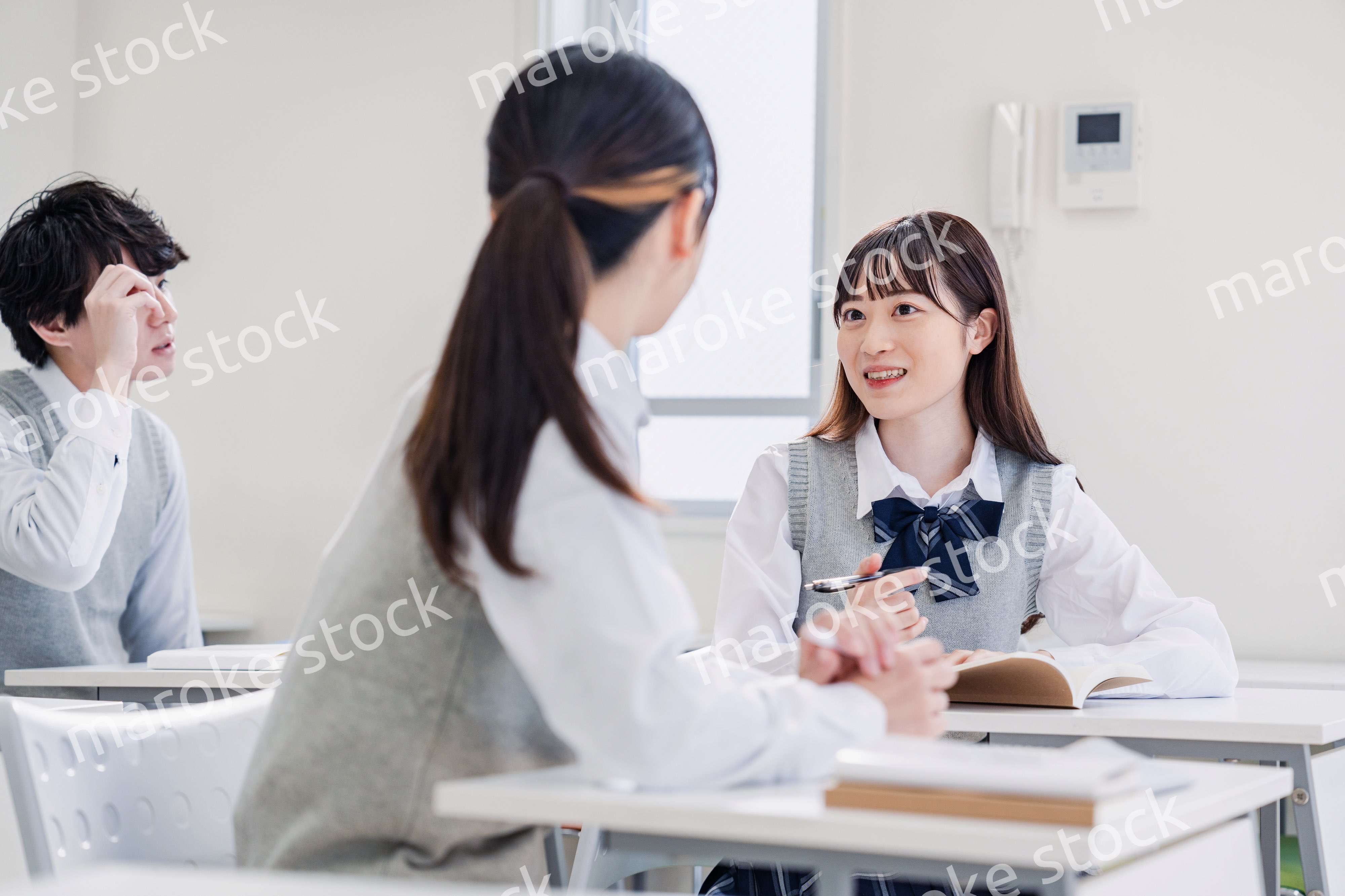 教室でディベートをする高校生