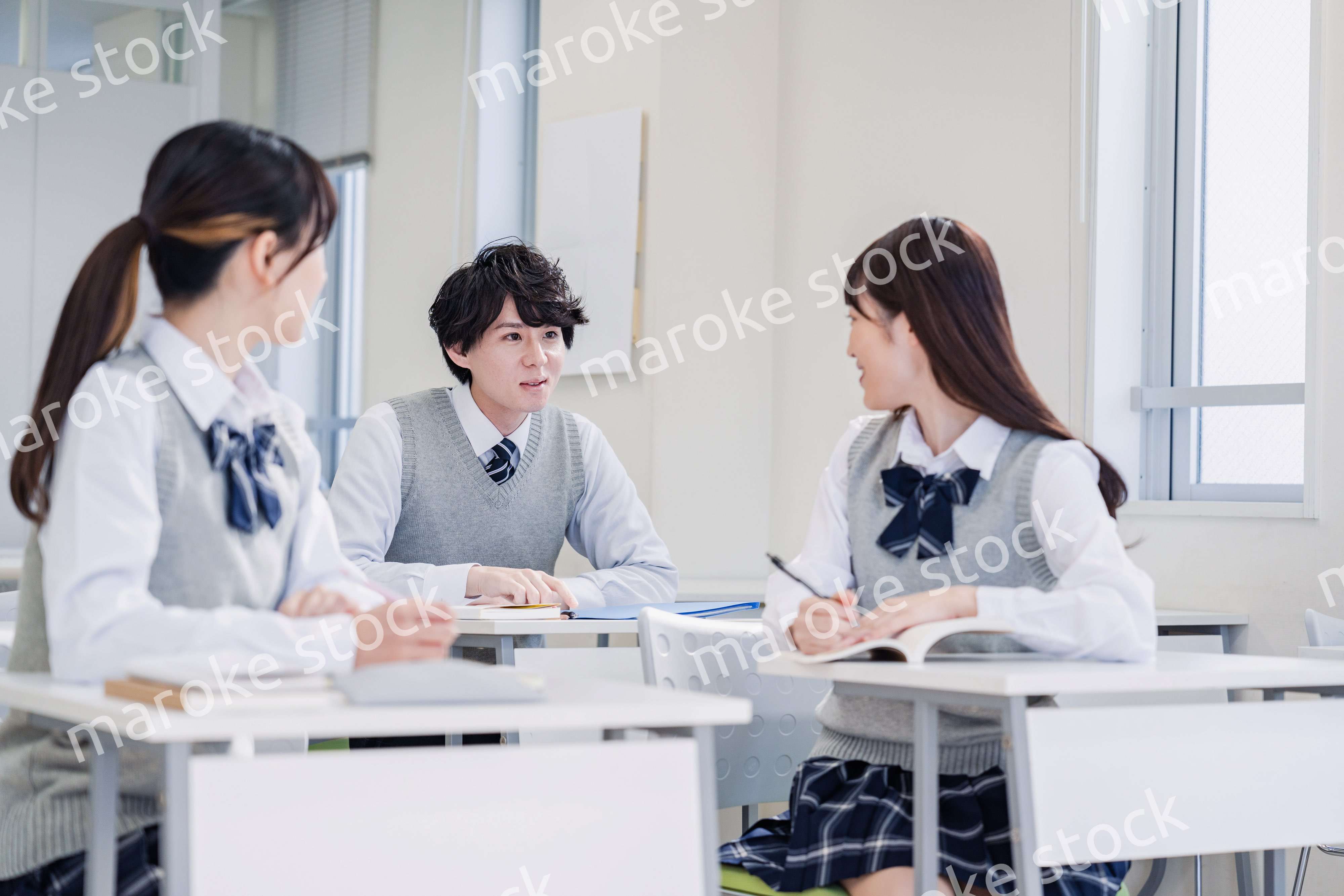 教室でディベートをする高校生